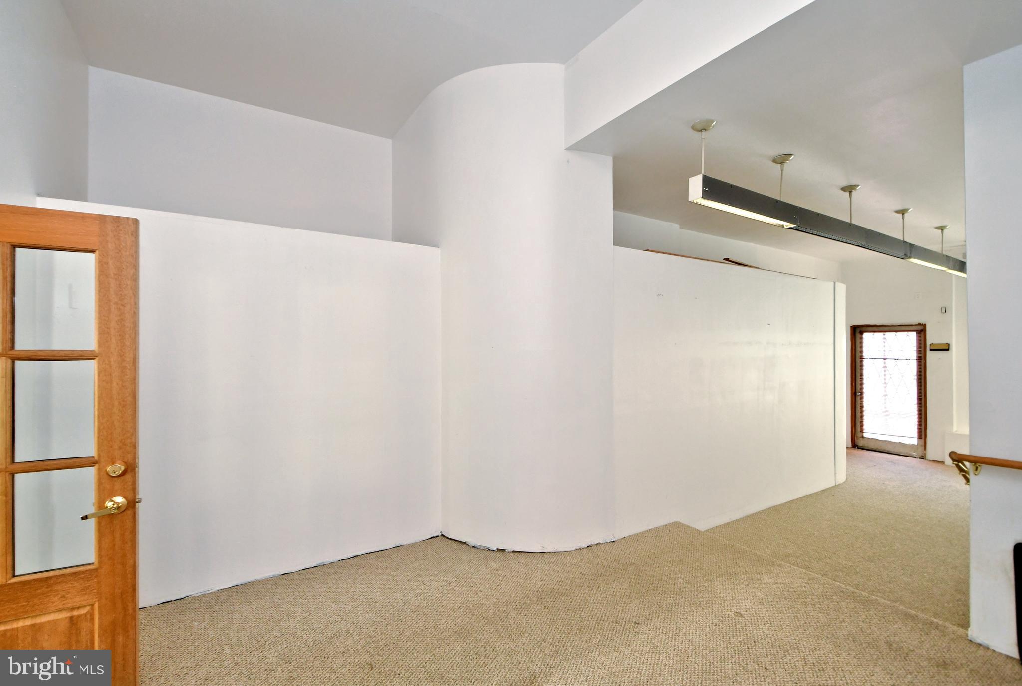 QUEEN VILLAGE - Residential