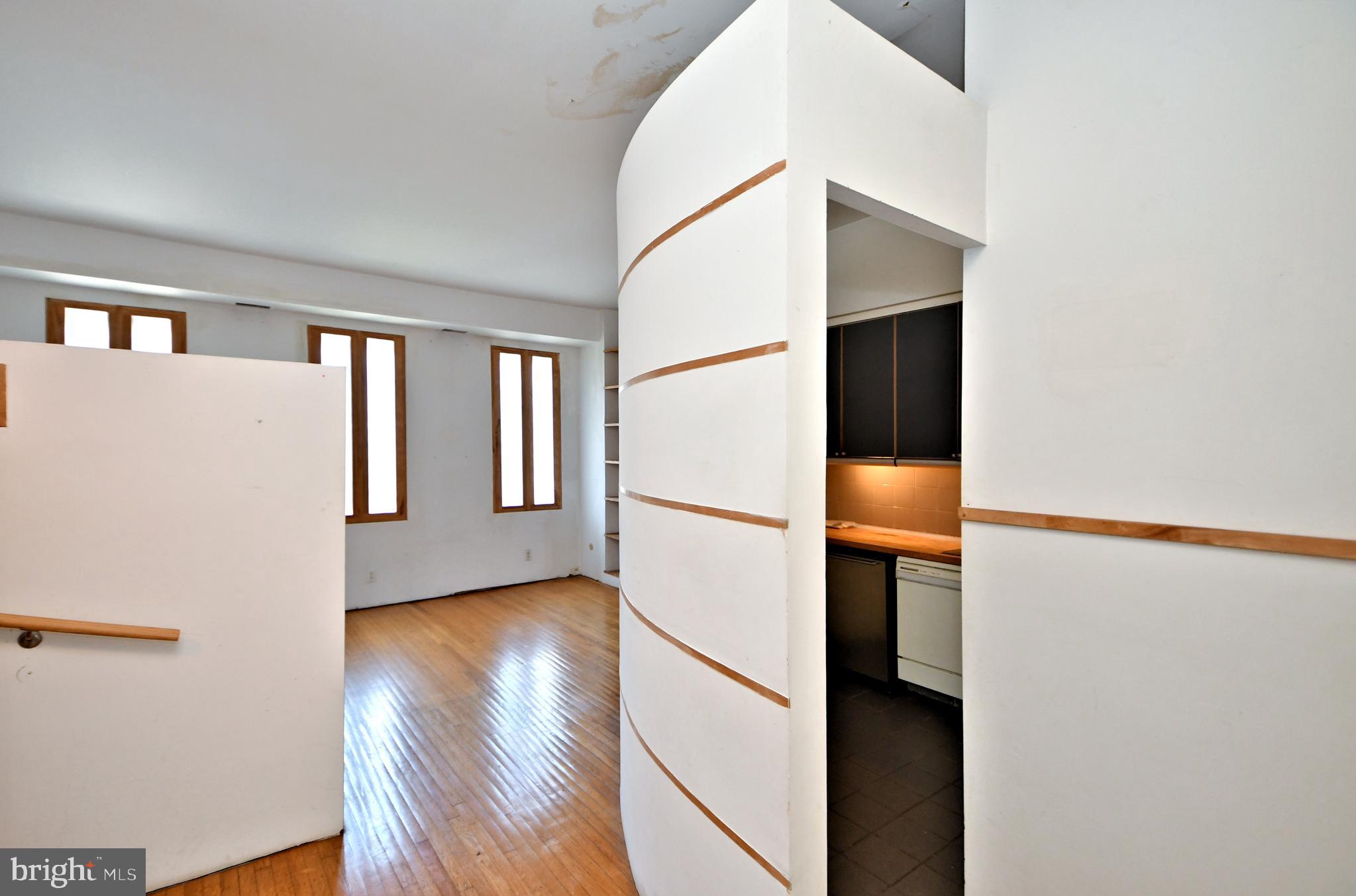 QUEEN VILLAGE - Residential