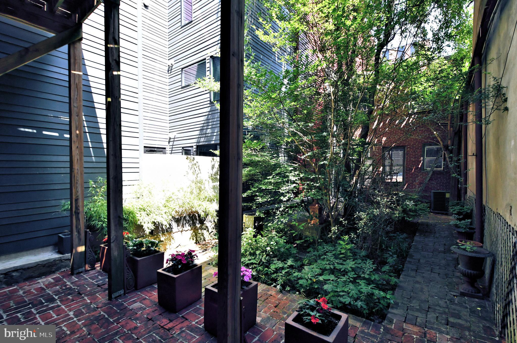 QUEEN VILLAGE - Residential