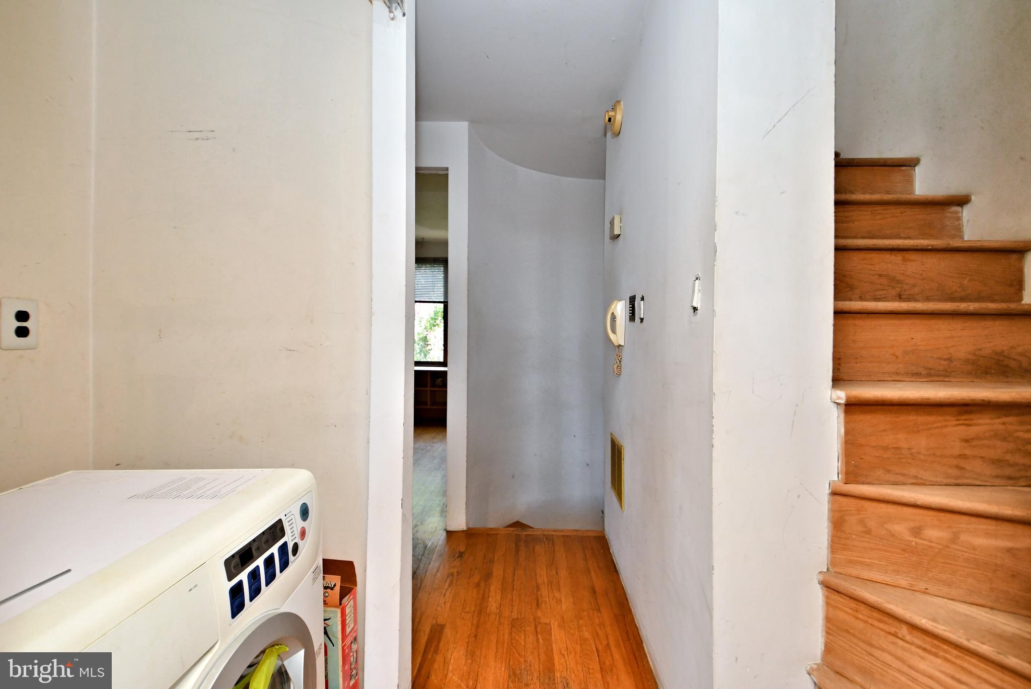 QUEEN VILLAGE - Residential