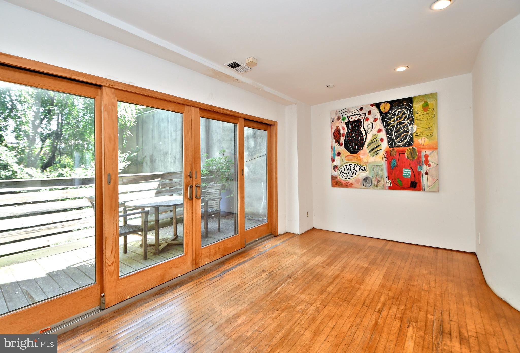 QUEEN VILLAGE - Residential