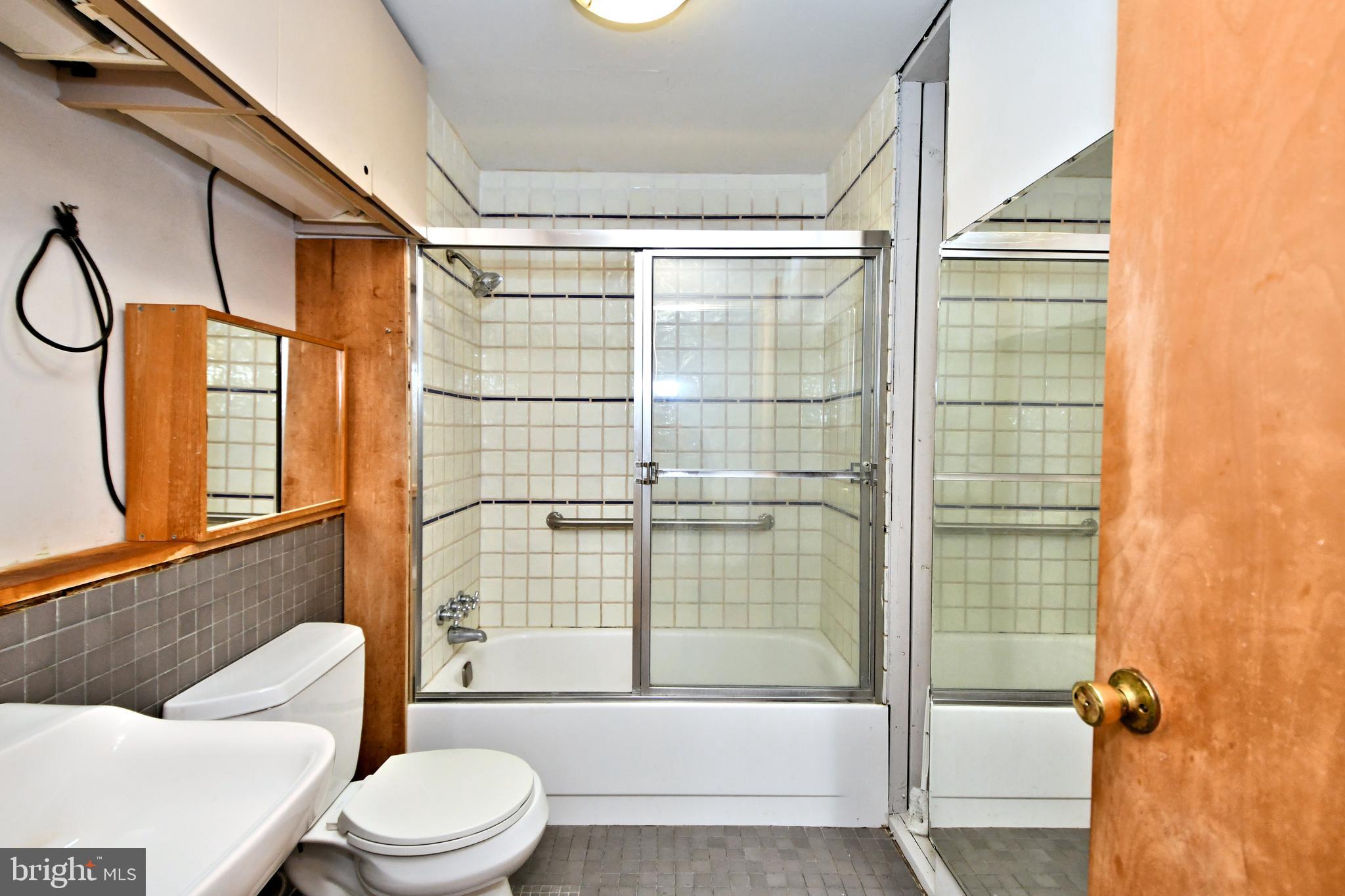 QUEEN VILLAGE - Residential