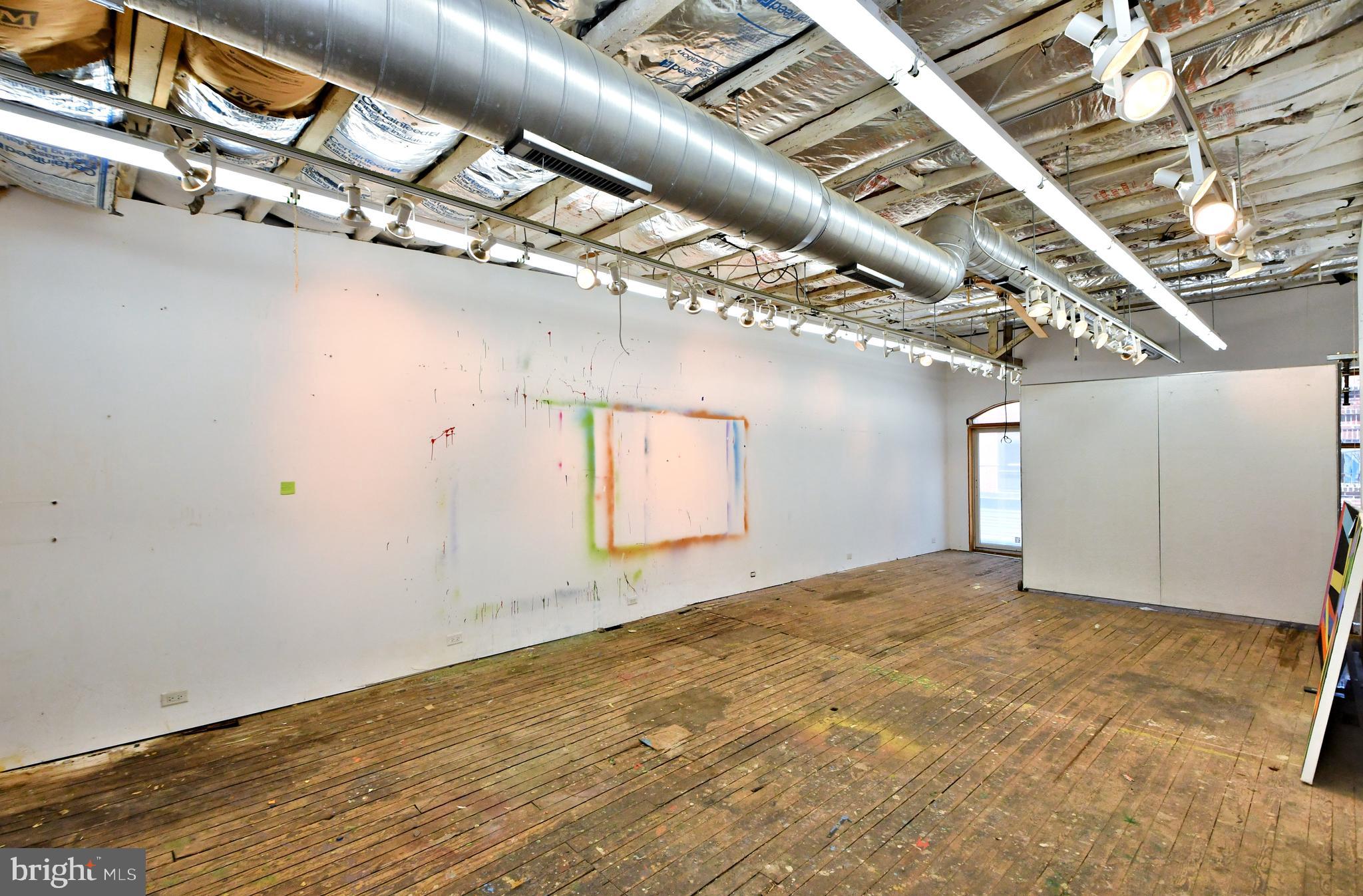 QUEEN VILLAGE - Residential