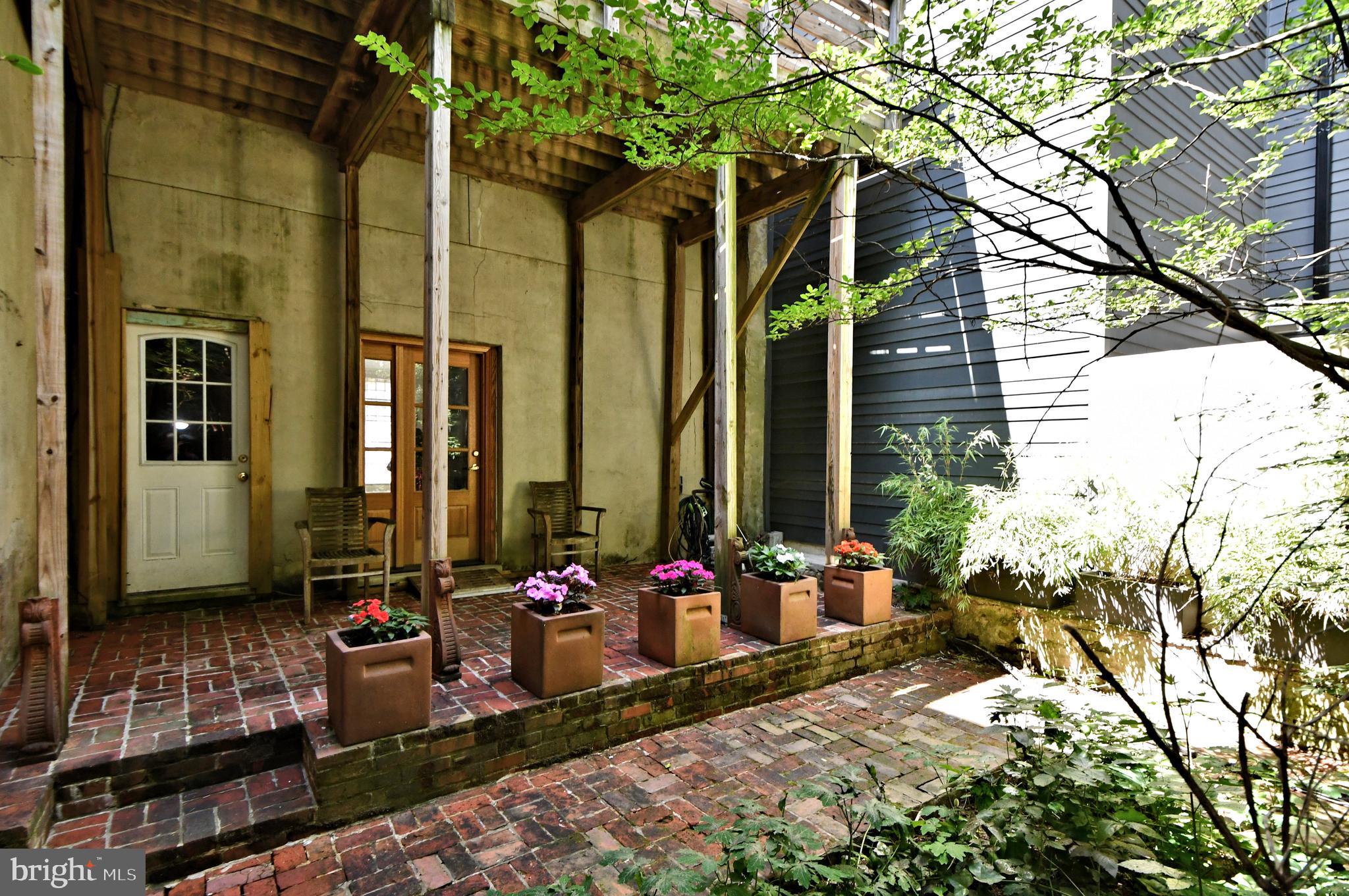 QUEEN VILLAGE - Residential