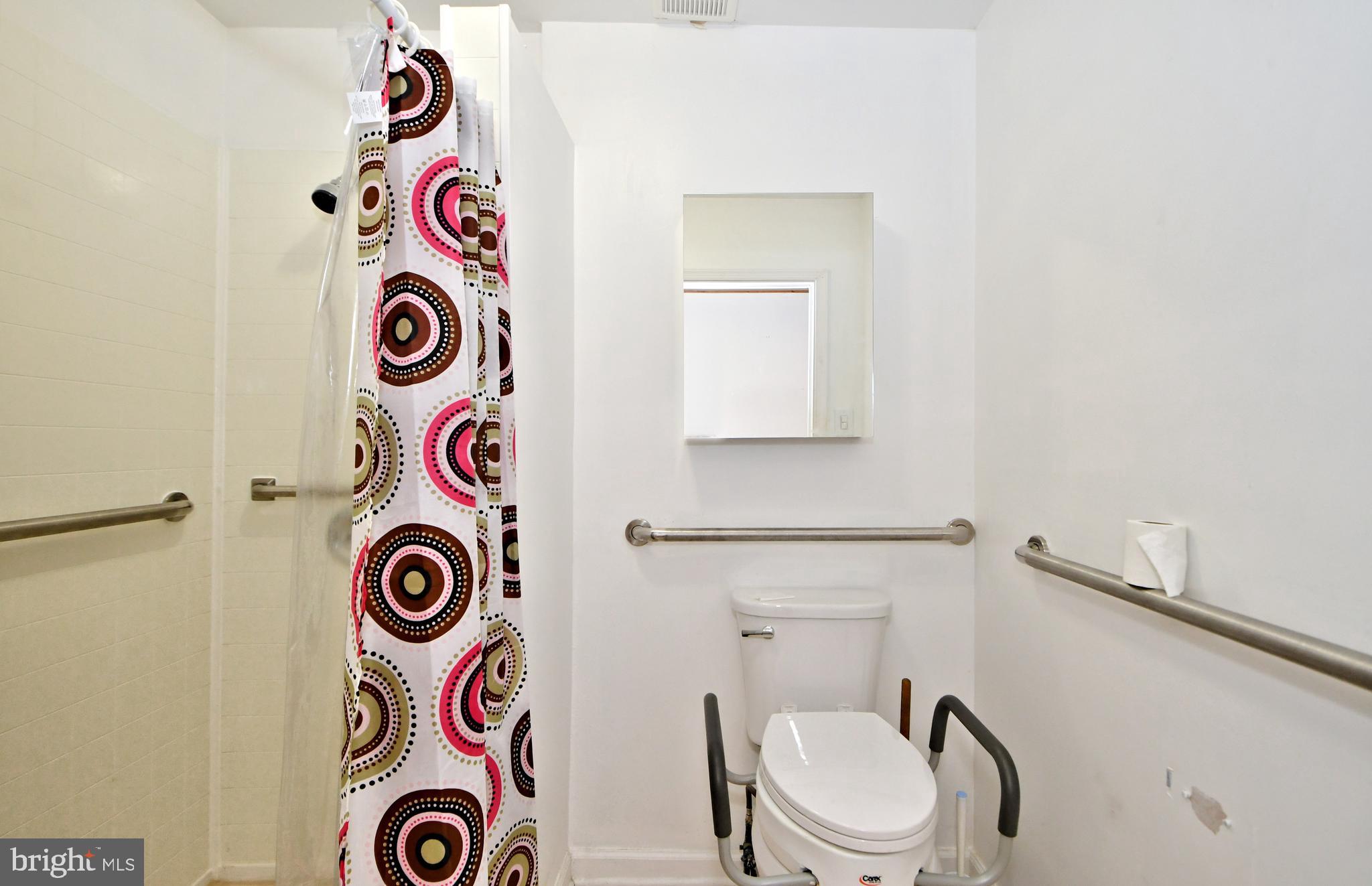 QUEEN VILLAGE - Residential