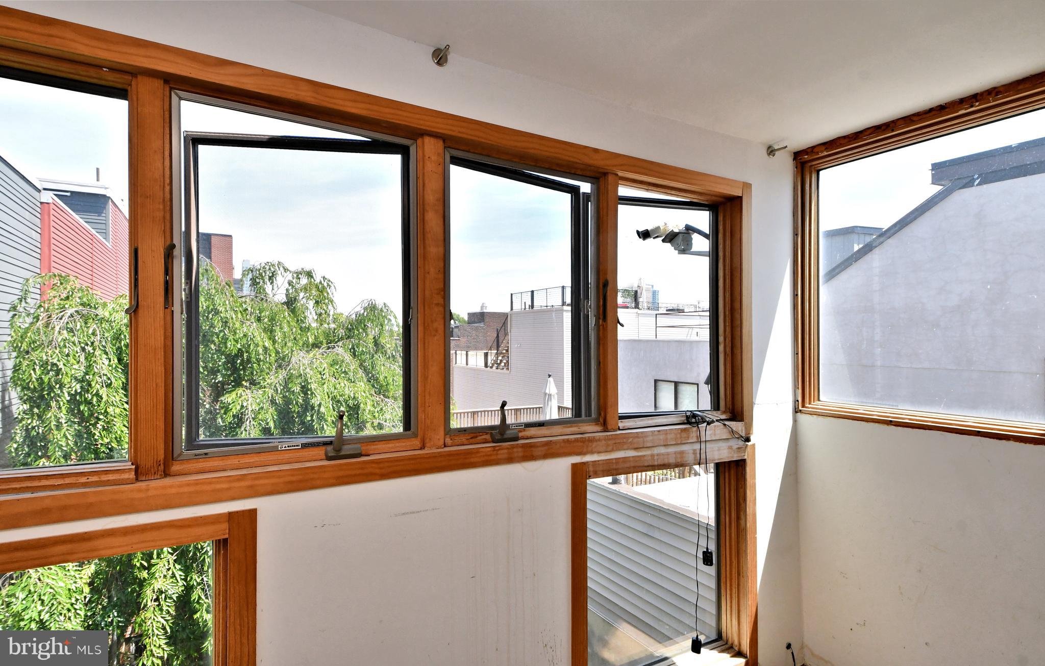 QUEEN VILLAGE - Residential