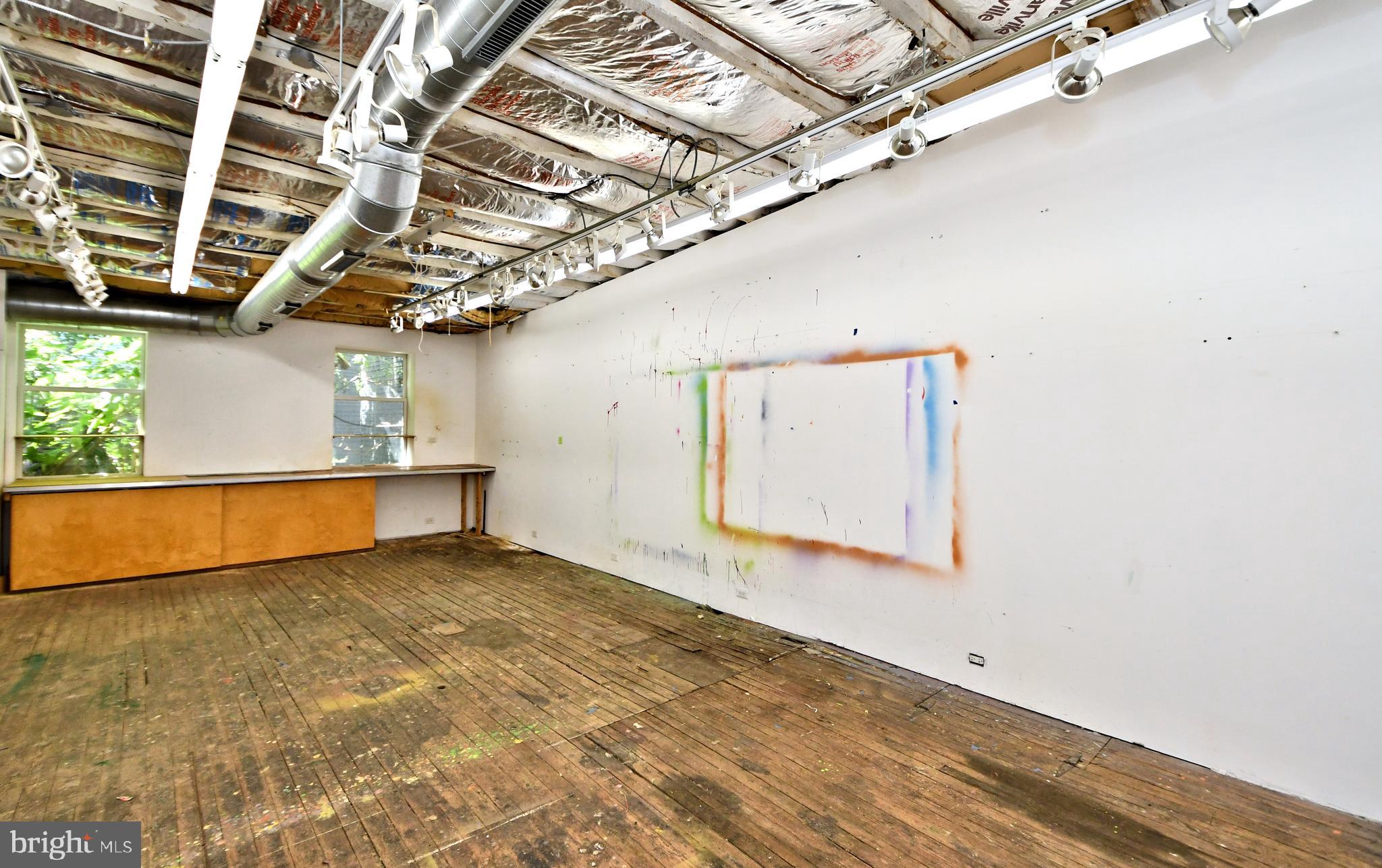 QUEEN VILLAGE - Residential