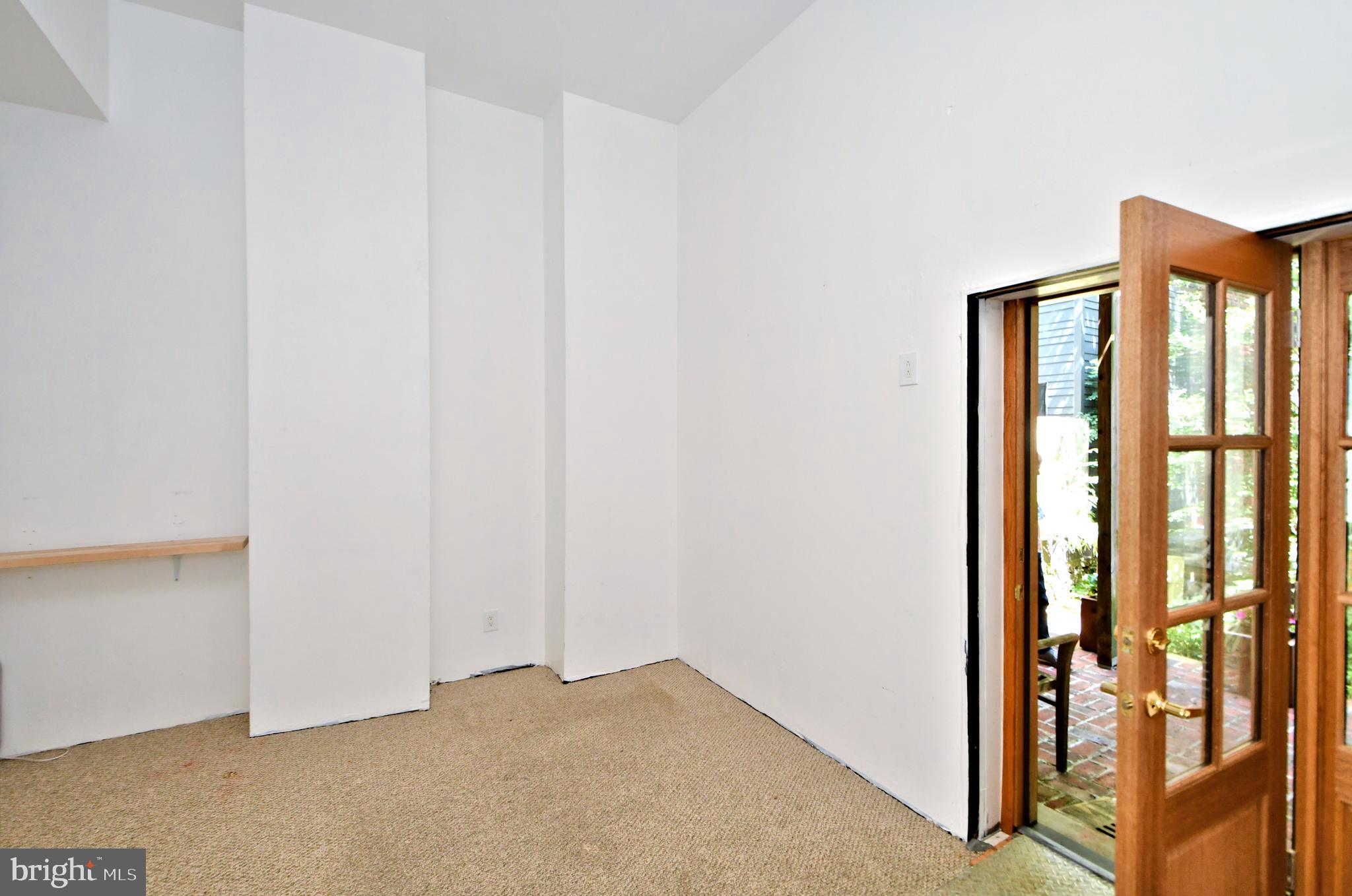 QUEEN VILLAGE - Residential