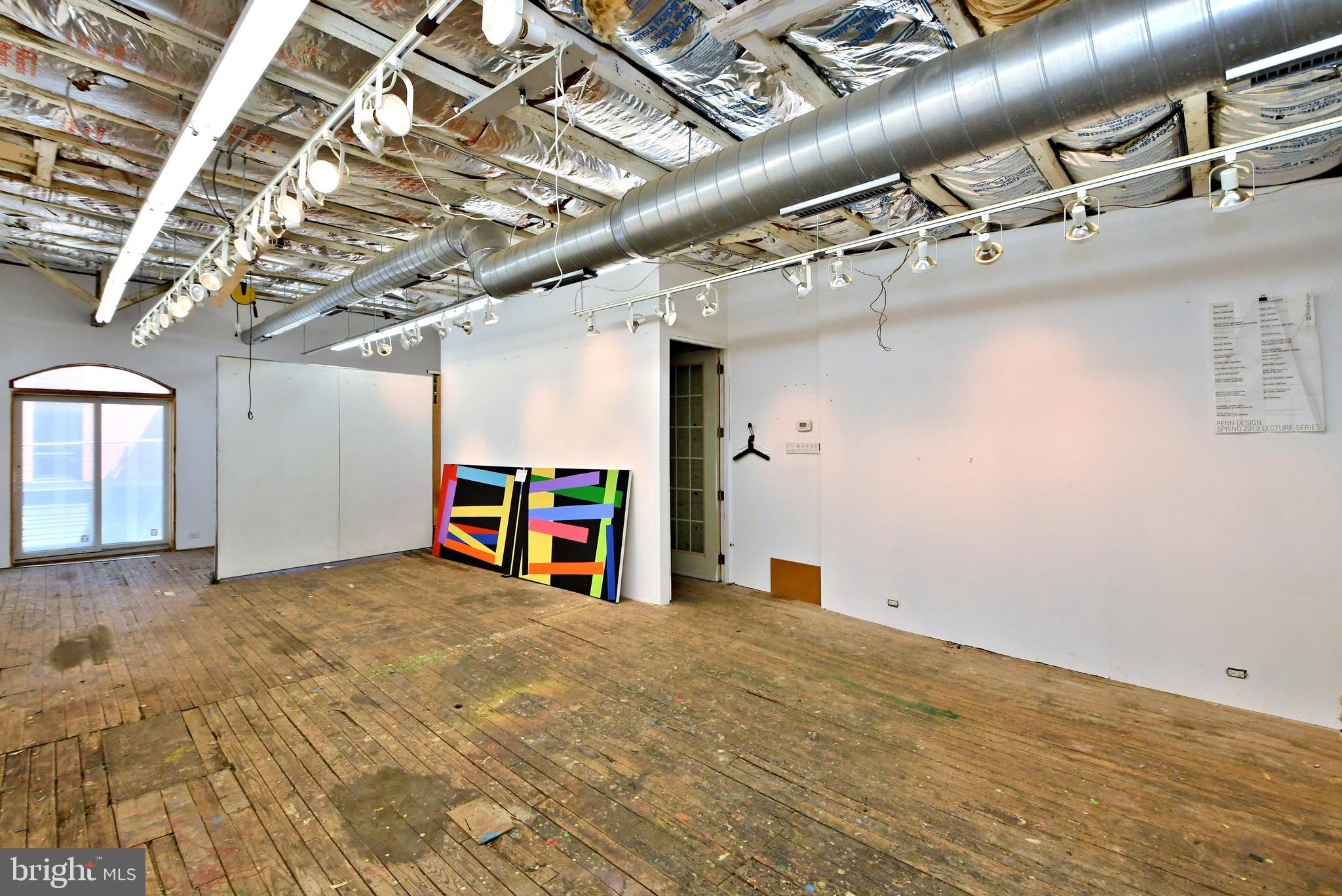 QUEEN VILLAGE - Residential