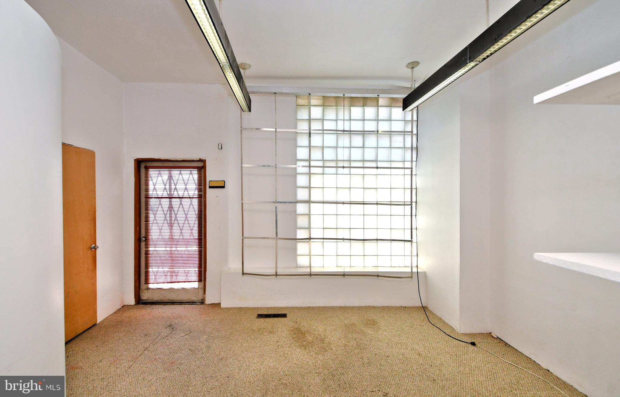 QUEEN VILLAGE - Residential