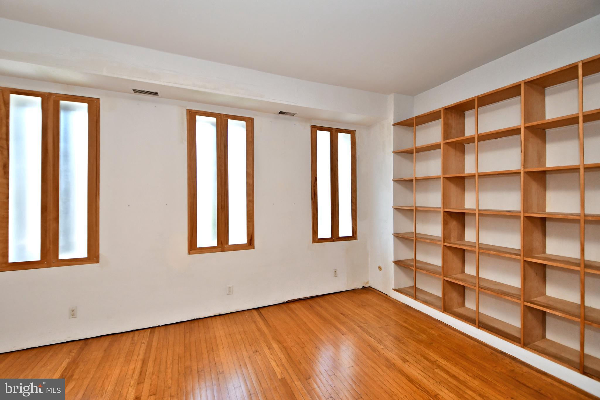 QUEEN VILLAGE - Residential