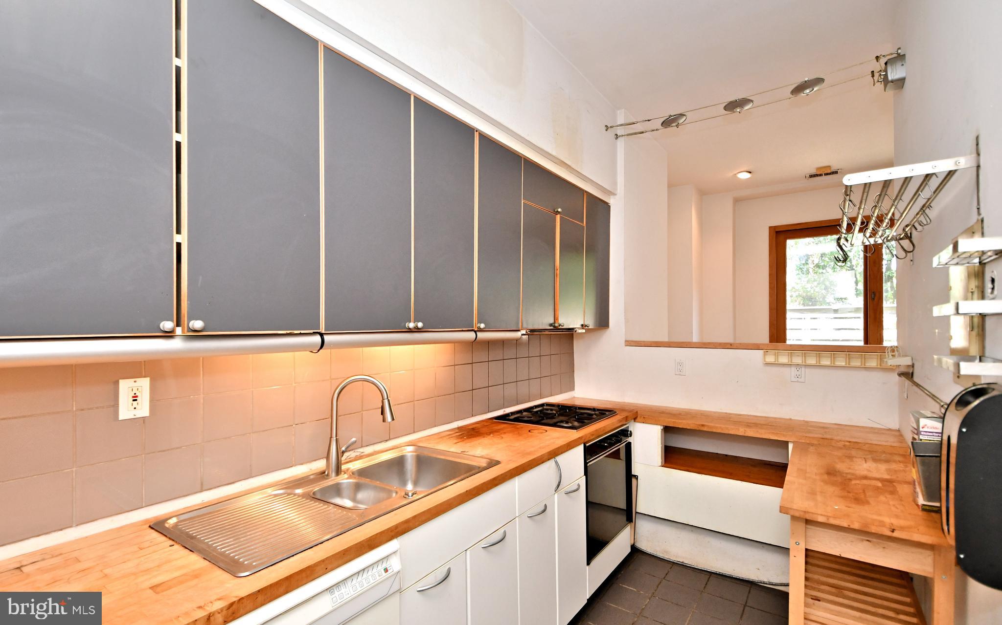 QUEEN VILLAGE - Residential