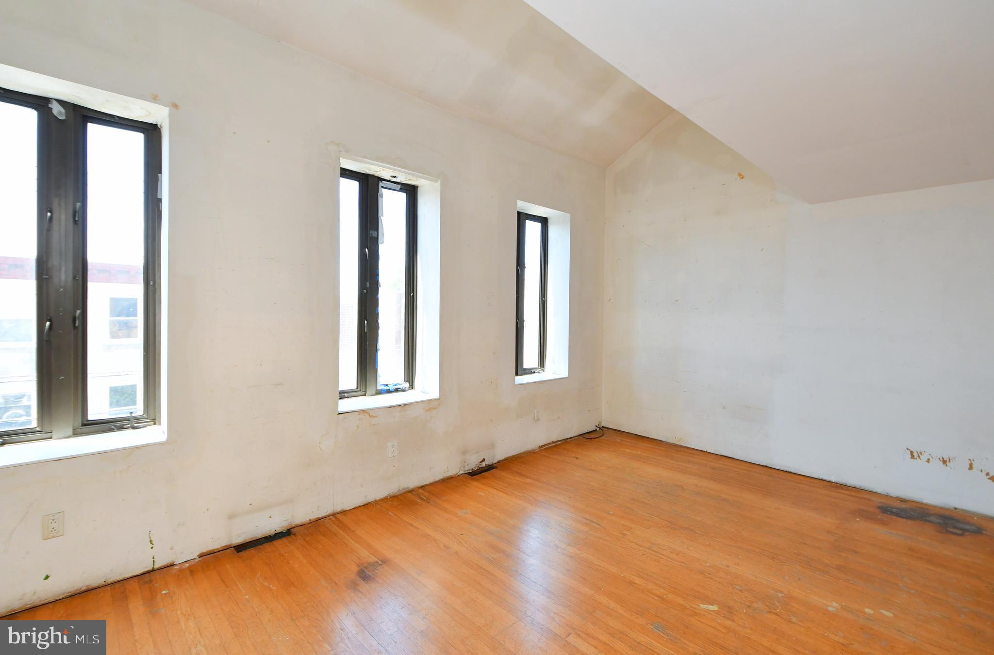 QUEEN VILLAGE - Residential