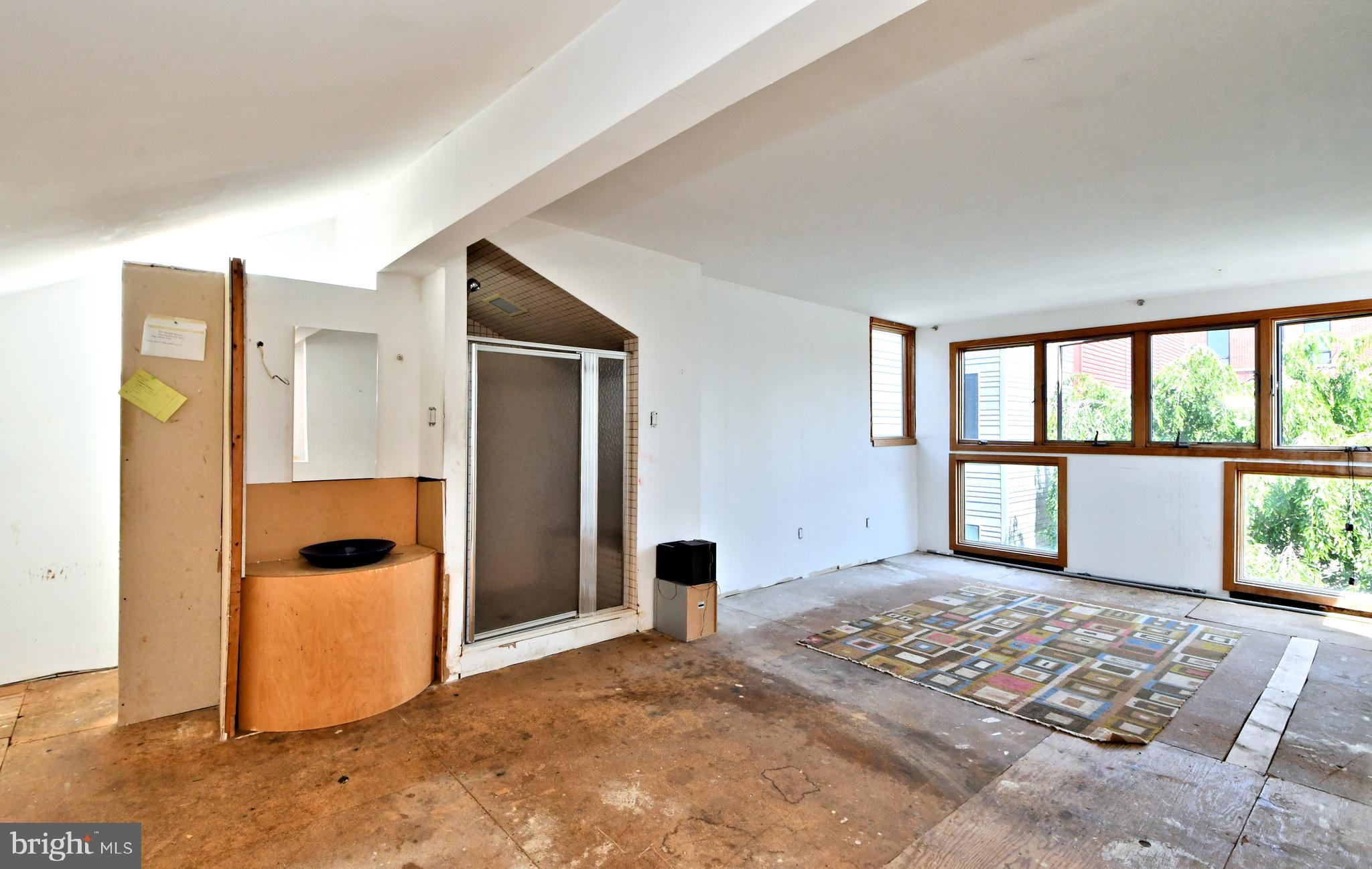 QUEEN VILLAGE - Residential