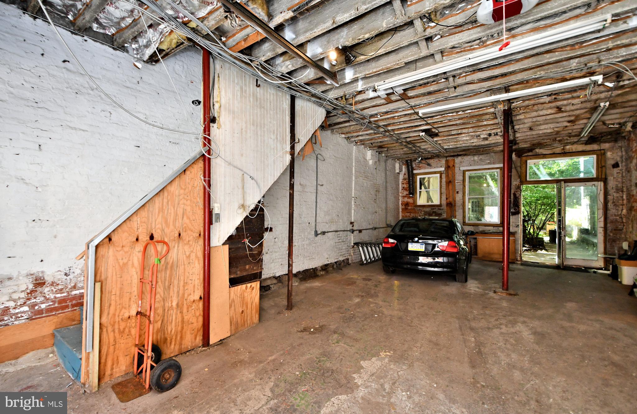 QUEEN VILLAGE - Residential