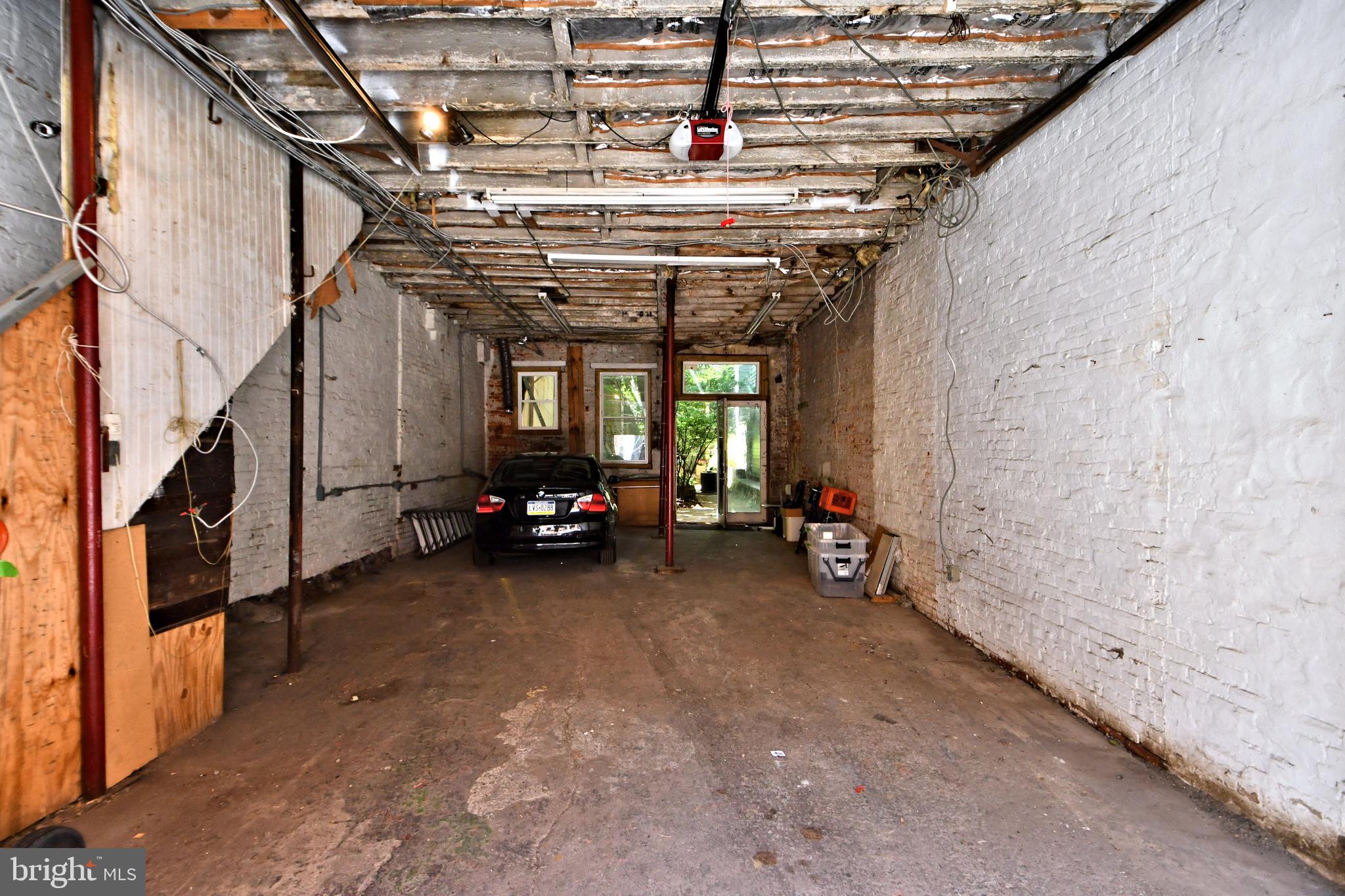 QUEEN VILLAGE - Residential