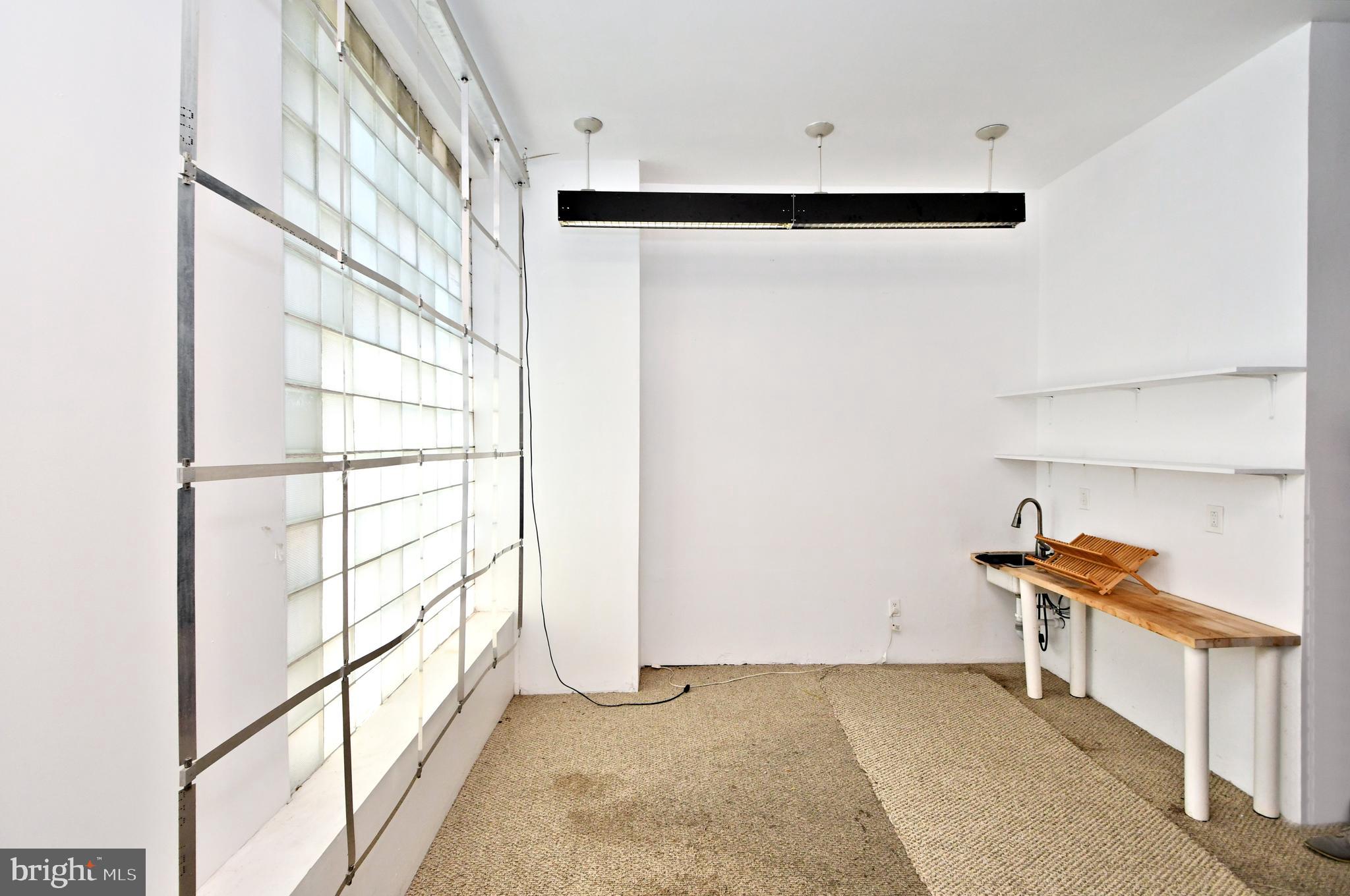 QUEEN VILLAGE - Residential