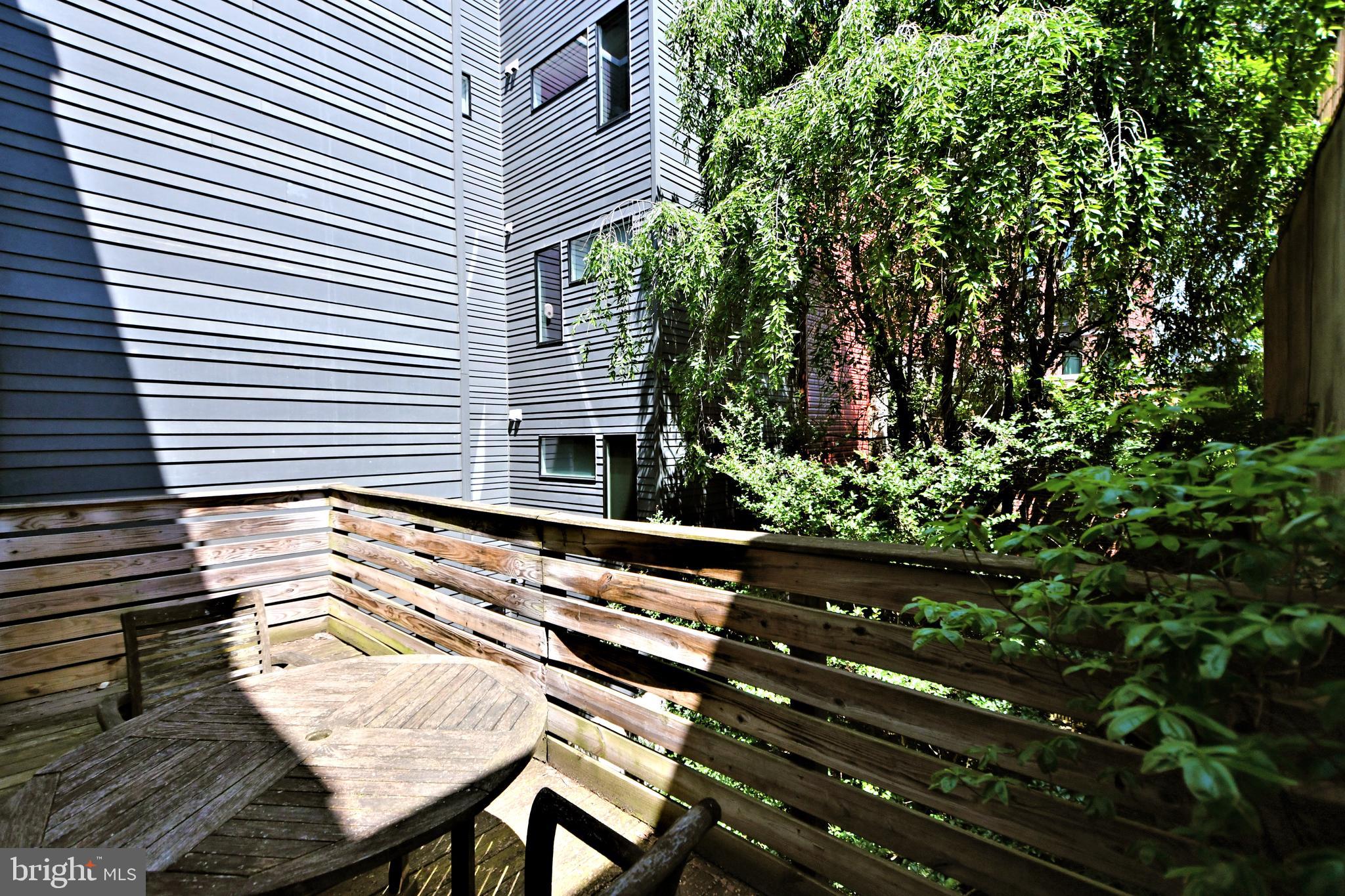 QUEEN VILLAGE - Residential