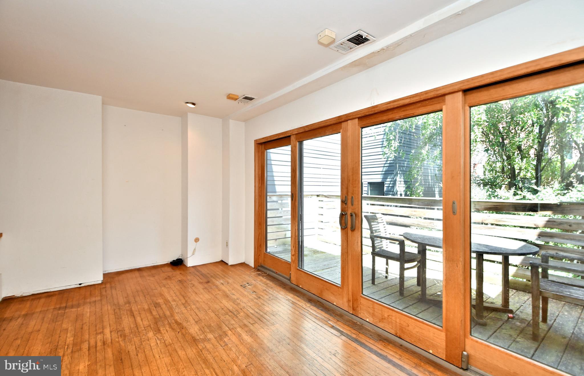 QUEEN VILLAGE - Residential