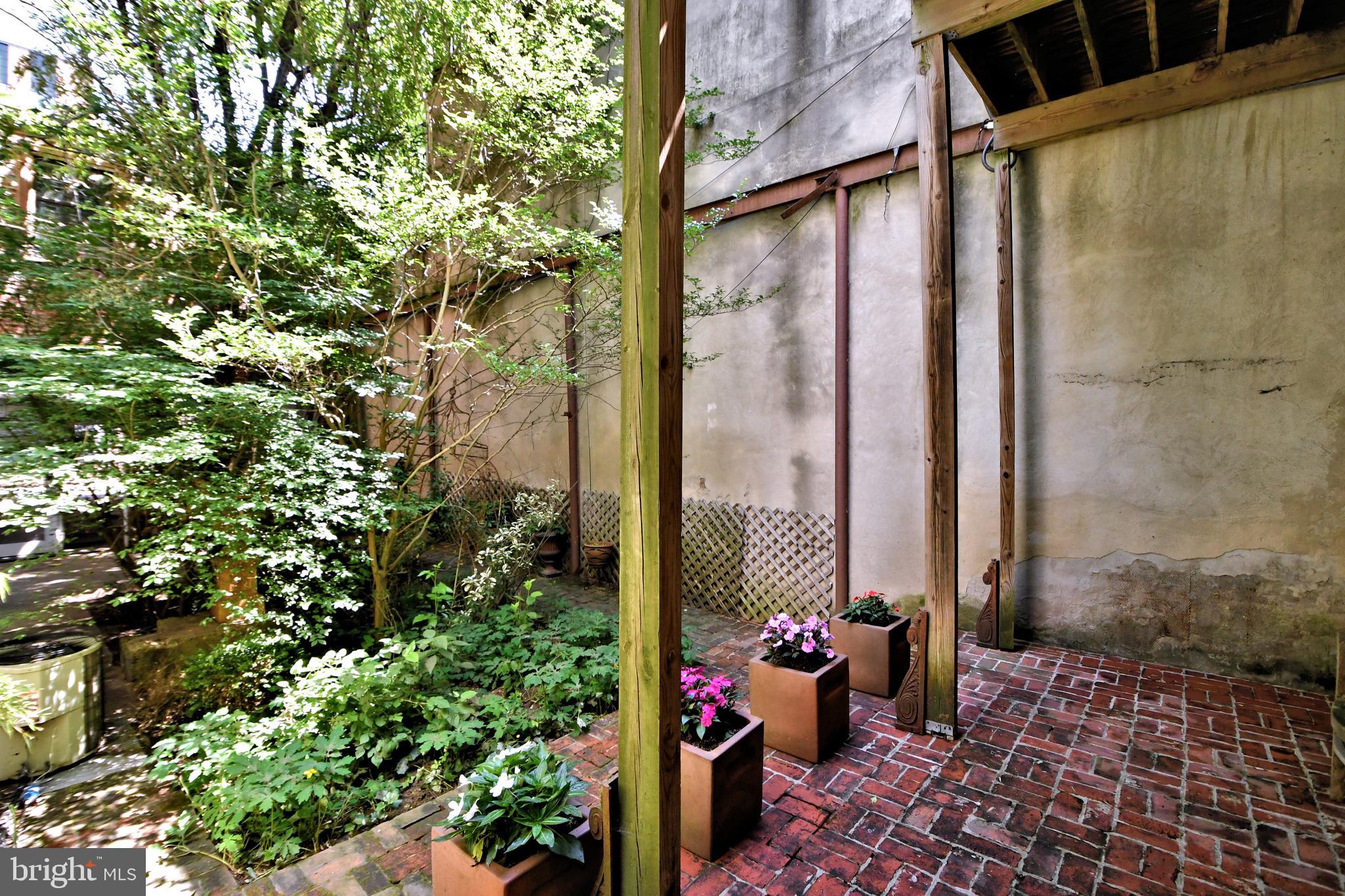 QUEEN VILLAGE - Residential