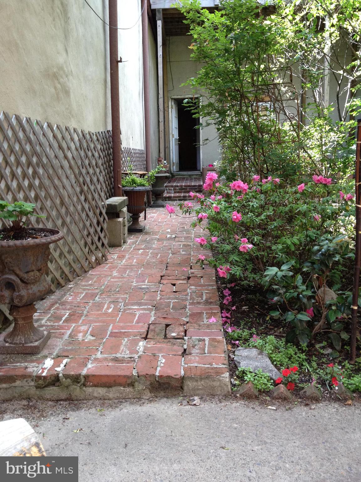 QUEEN VILLAGE - Residential