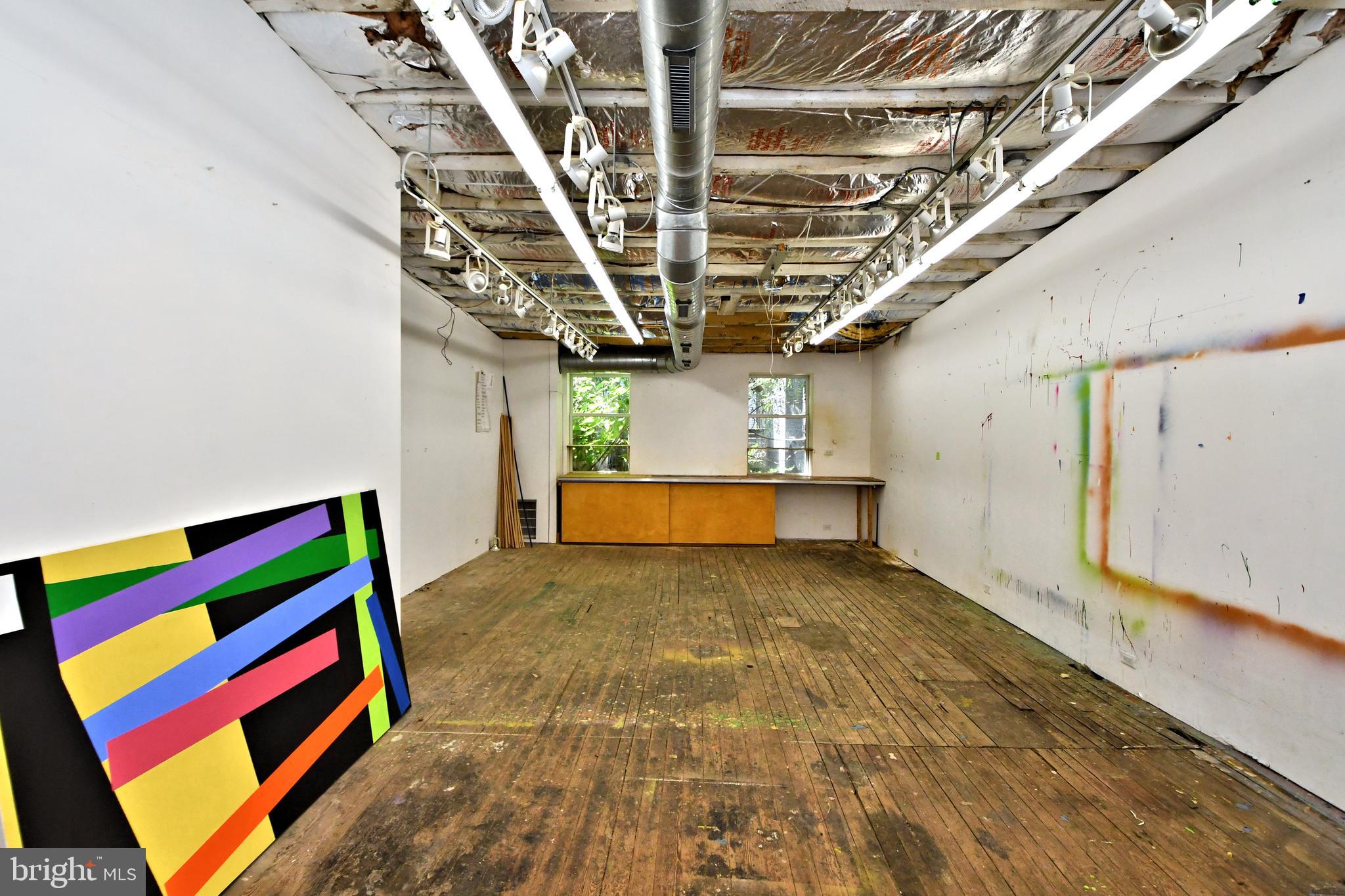 QUEEN VILLAGE - Residential