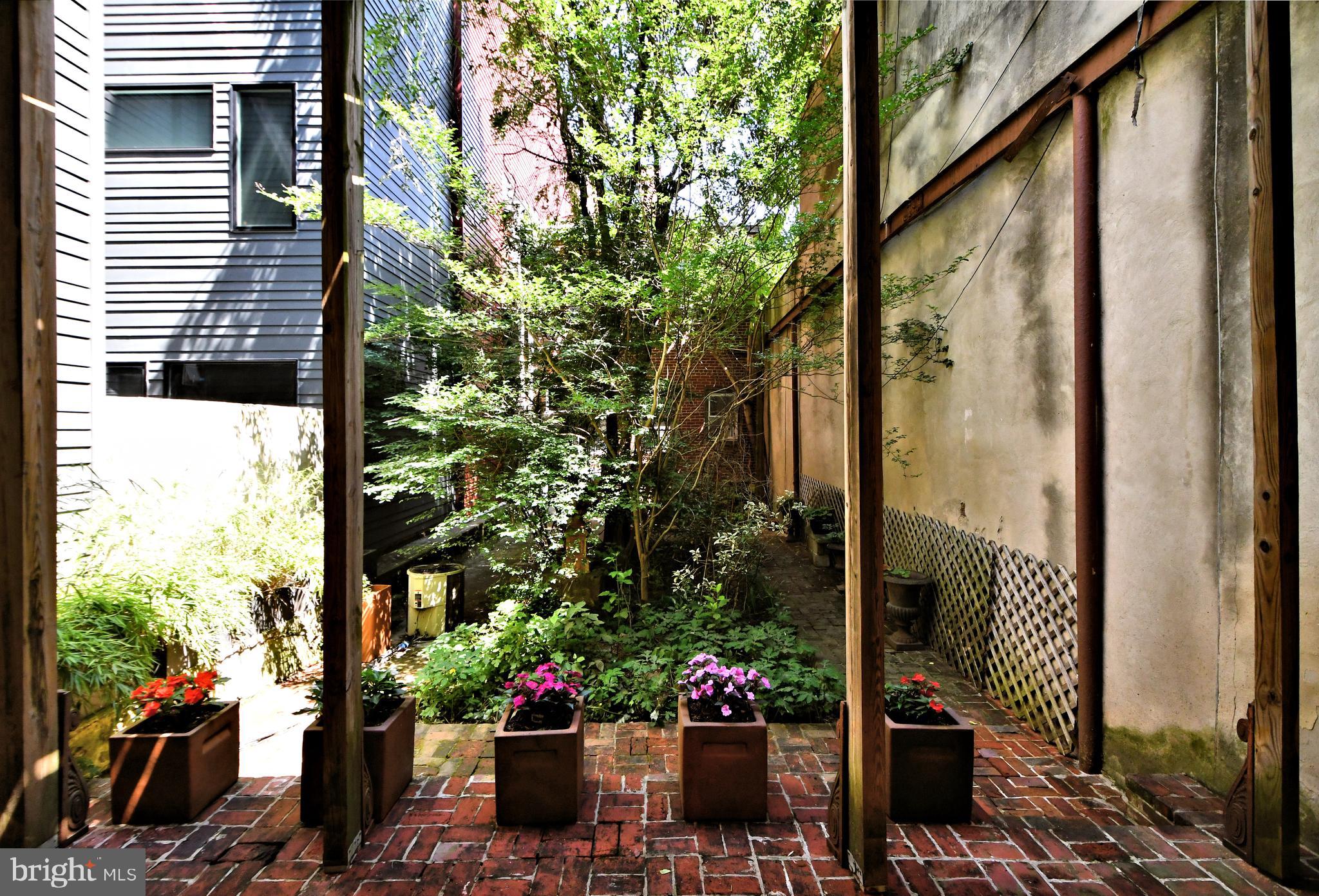 QUEEN VILLAGE - Residential