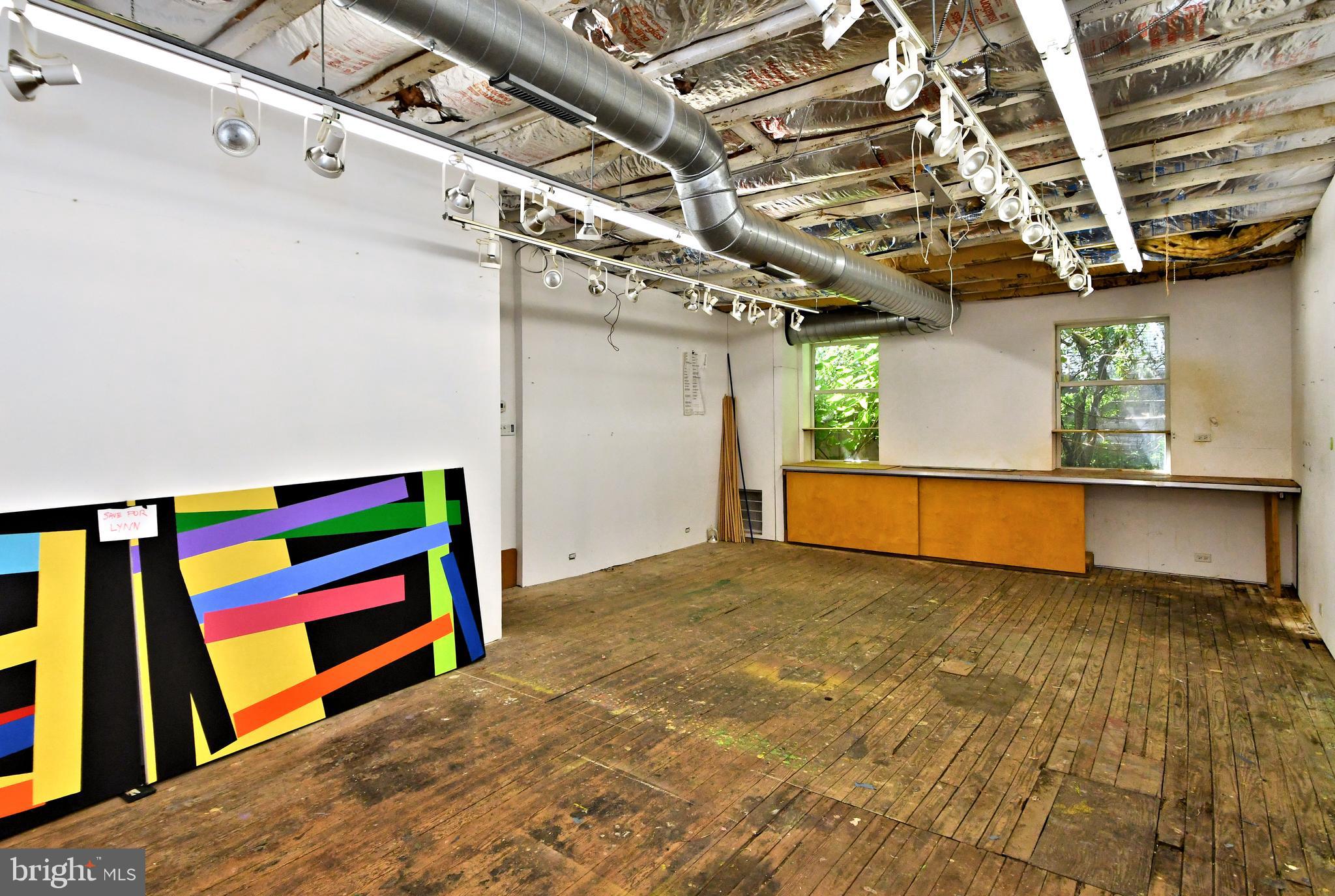 QUEEN VILLAGE - Residential