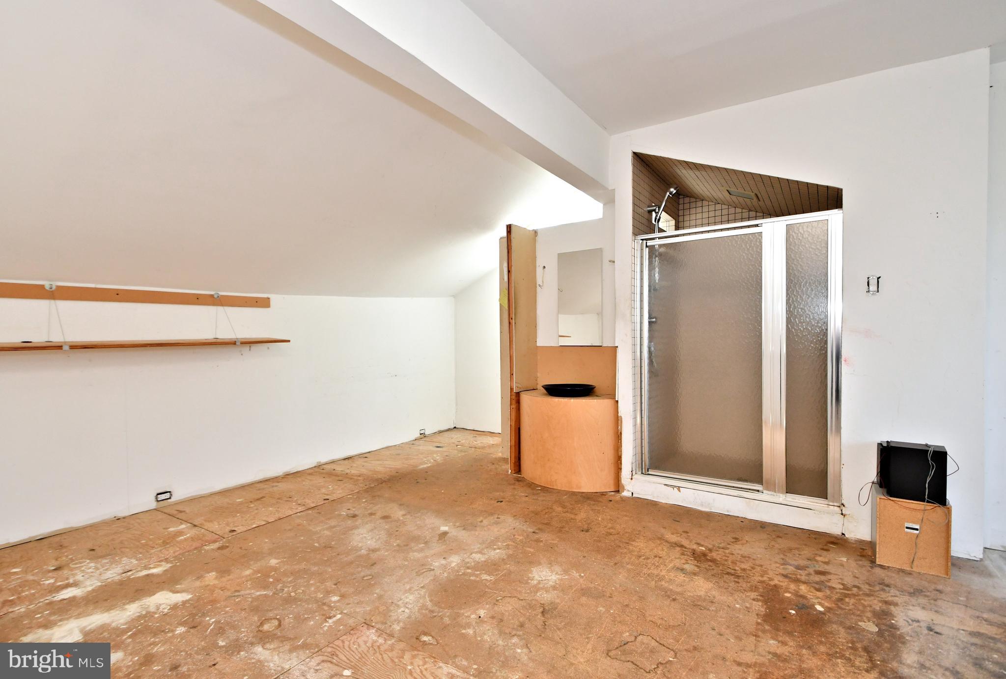 QUEEN VILLAGE - Residential