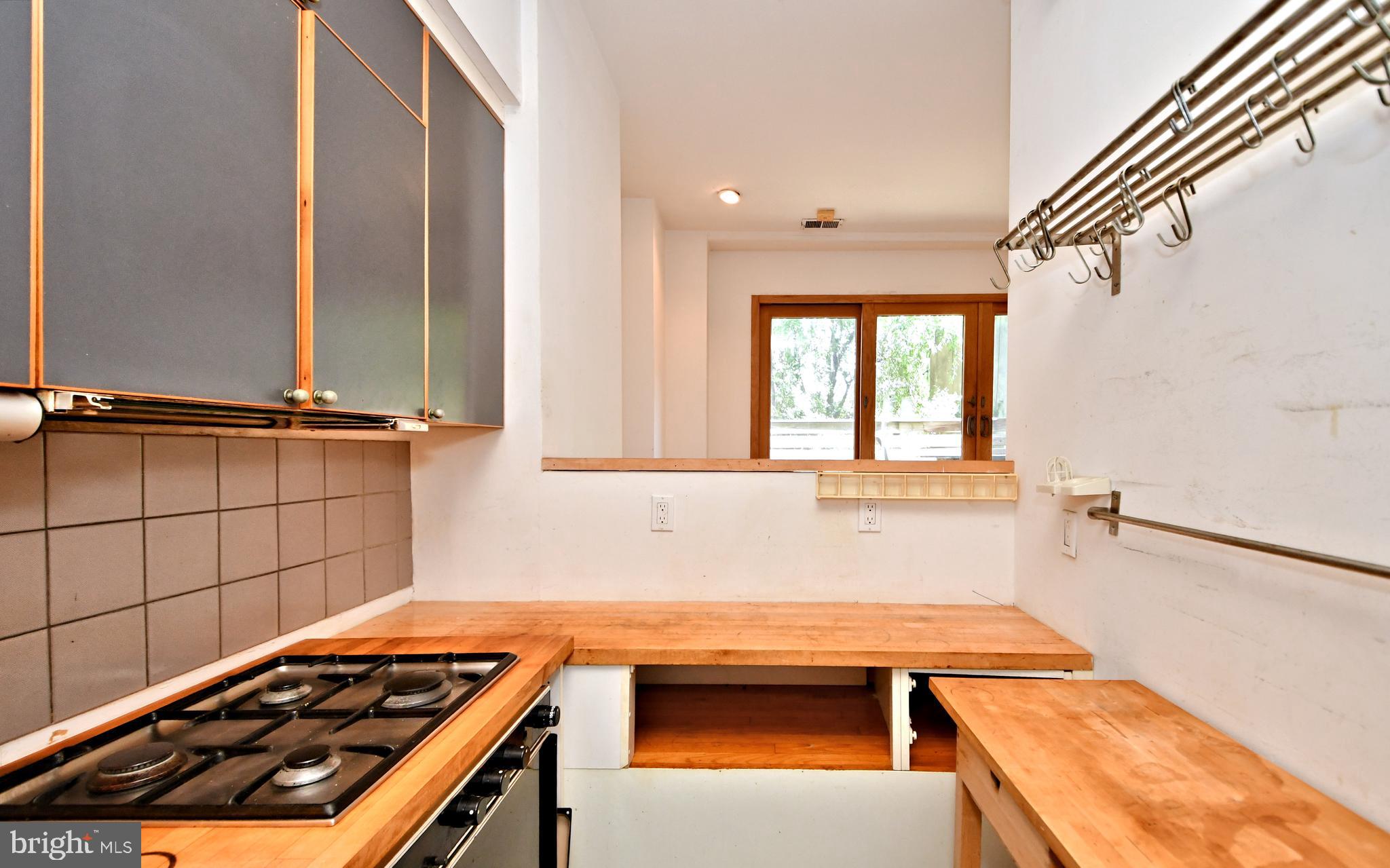 QUEEN VILLAGE - Residential