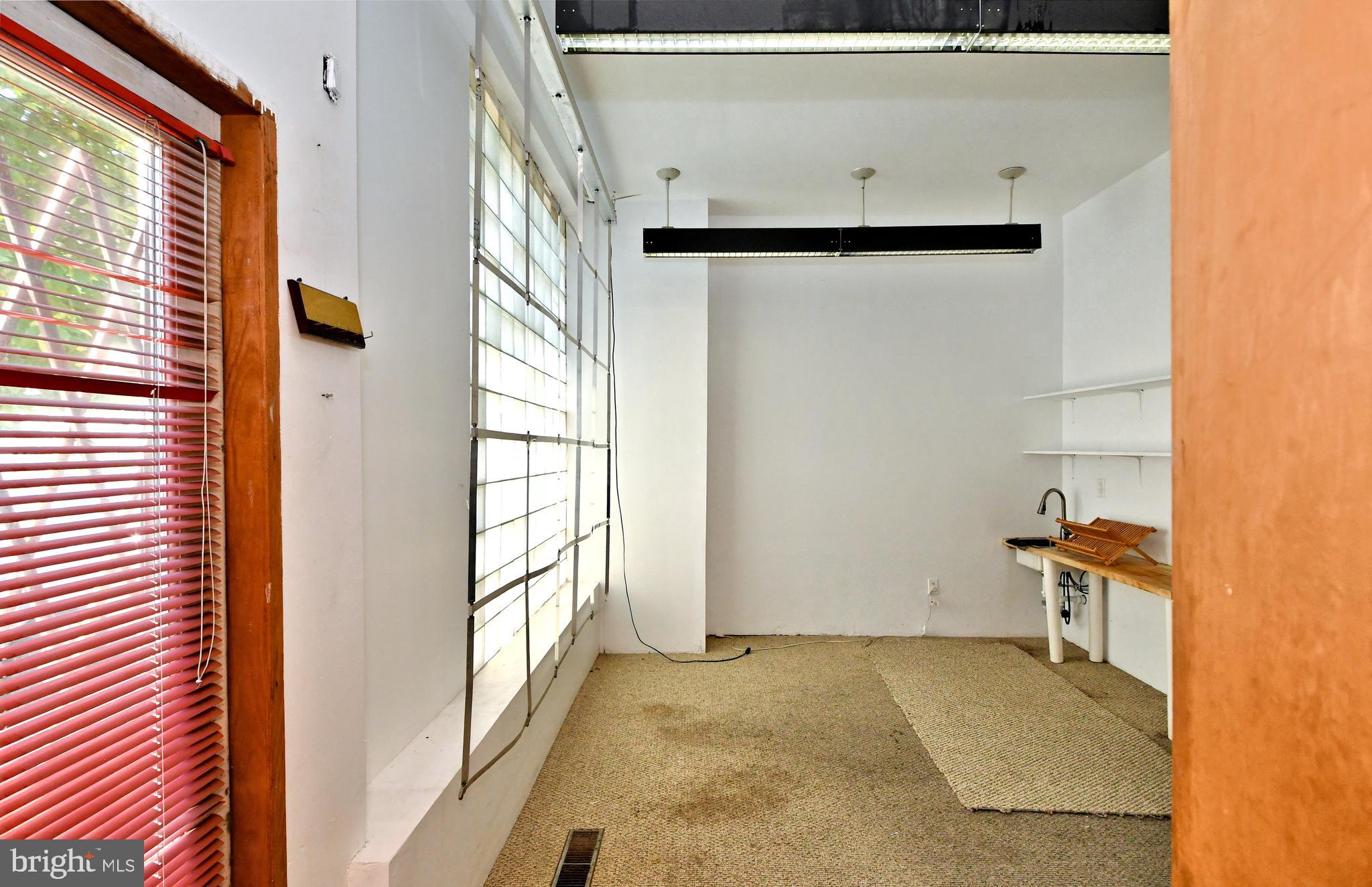 QUEEN VILLAGE - Residential