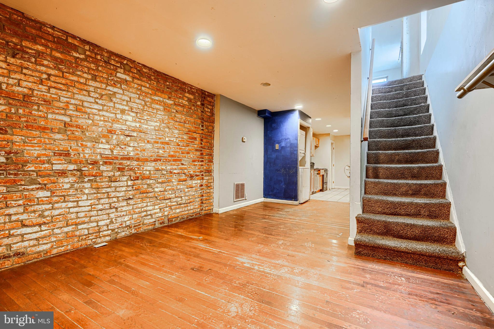 HOLLINS MARKET - Residential