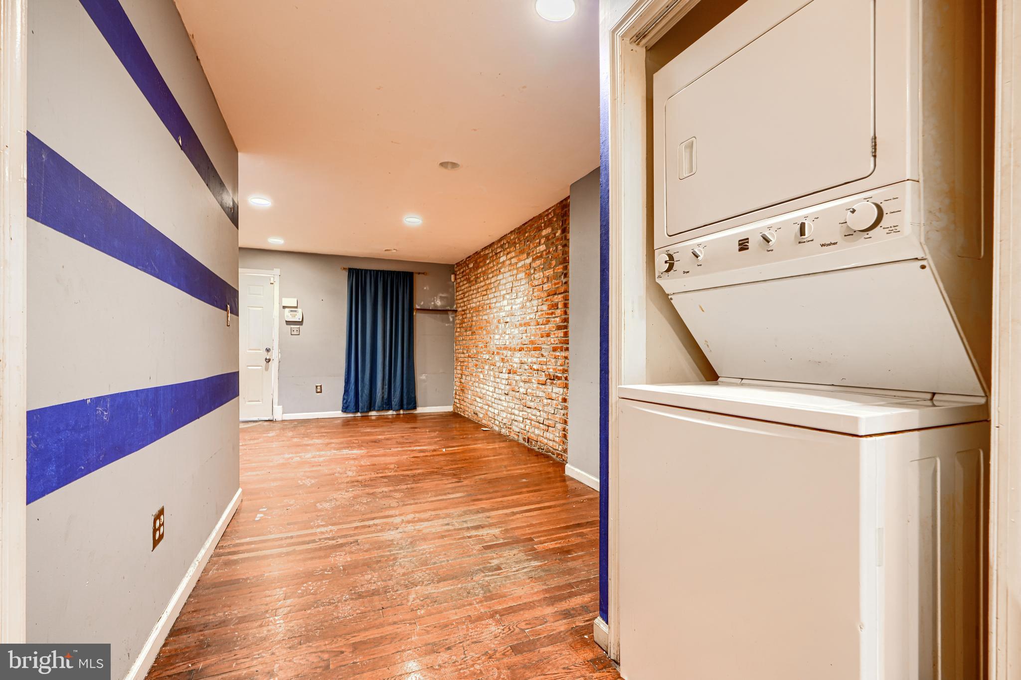 HOLLINS MARKET - Residential