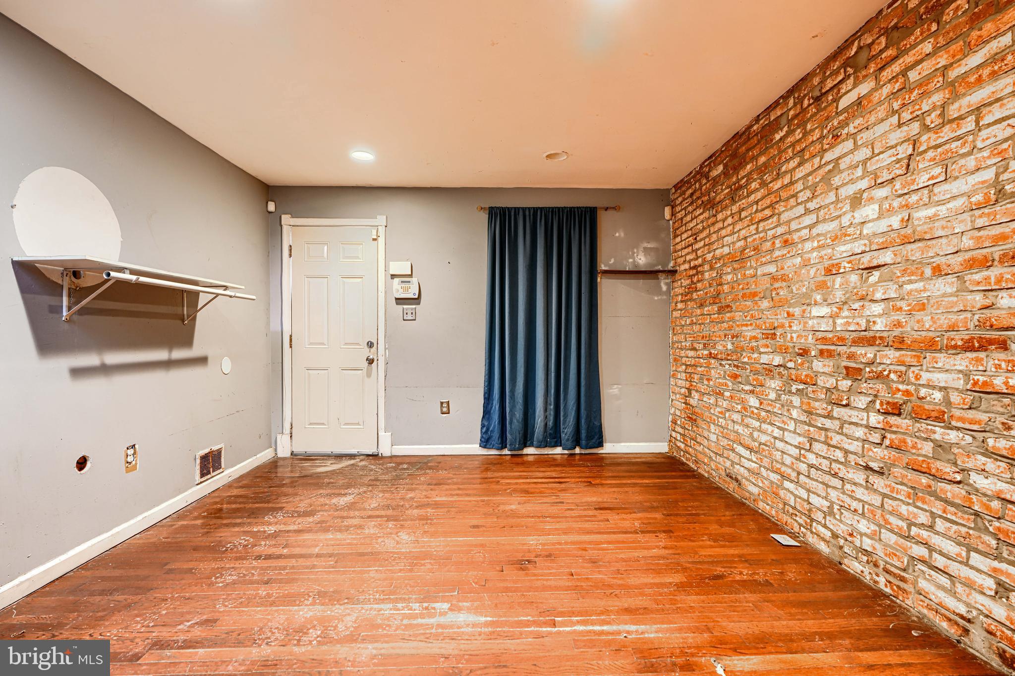 HOLLINS MARKET - Residential