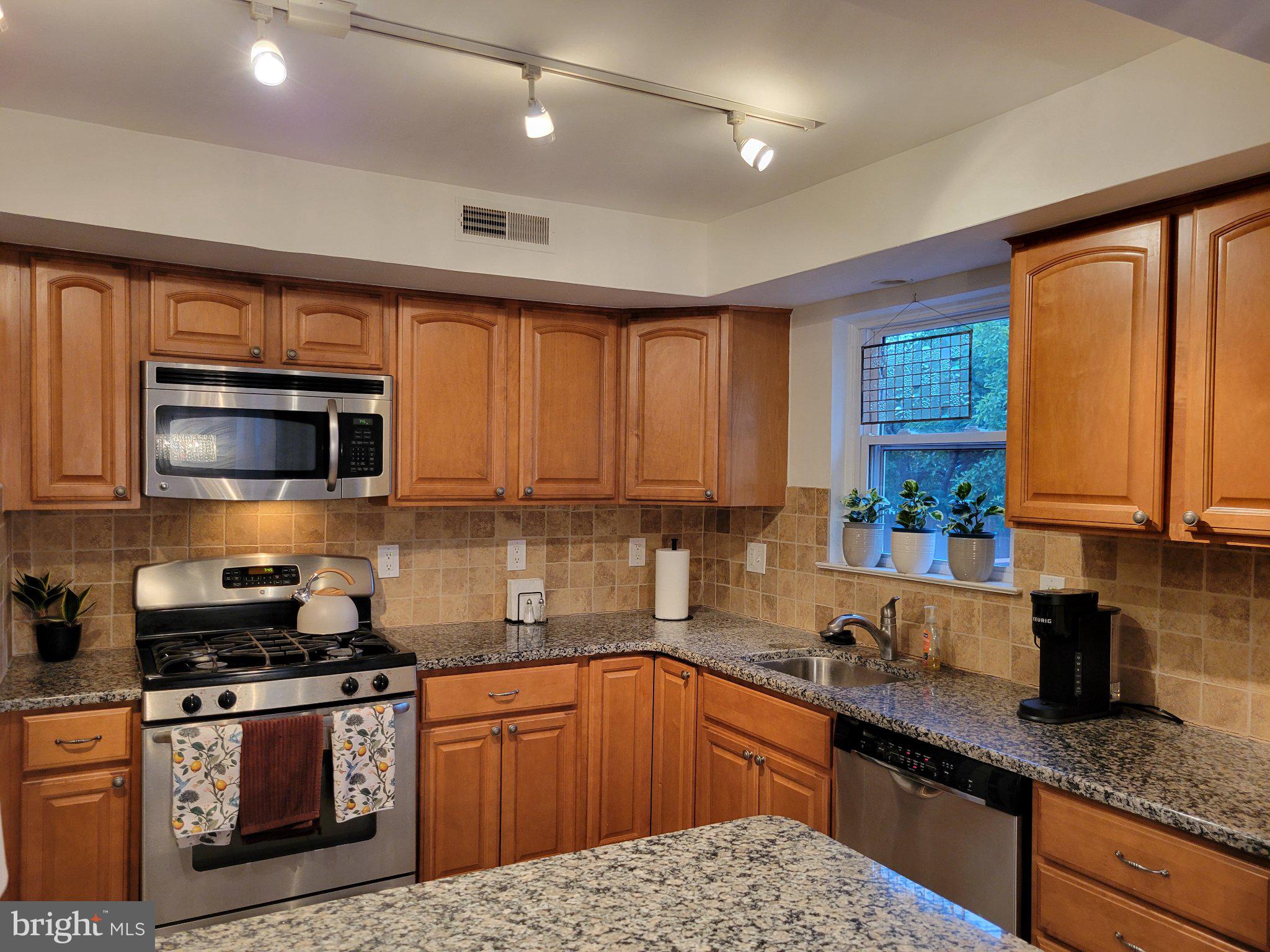 2928 LARKSPUR LANE