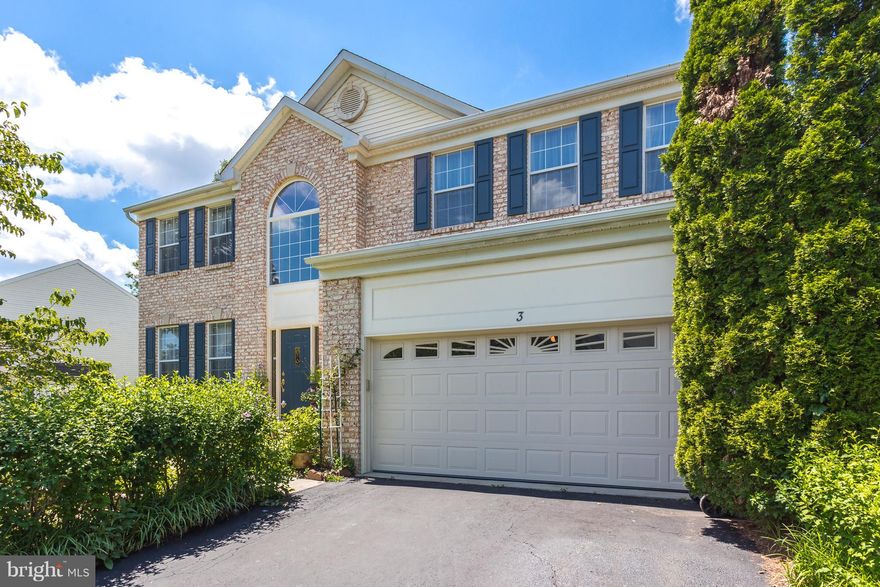 Updated price on Austin Ridge 5 bedroom (1NTC). Gourmet kitchen w/ granite/stainless, opens to large Fam RM with FP. Hardwoods in entry, staircase and kitchen. New carpet in FR, LR, DR, Basement and MBR. New to Newer paint throughout. MSTR suite with dbl walk in closets and brand new luxury bath with double vanities, Jacuzzi tub and sep shower. Nearby shopping. Community amenities include a Pool.