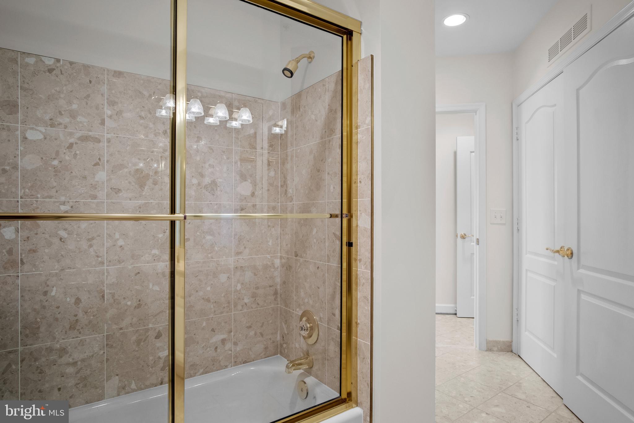 VIRGINIA SQUARE - Residential Lease