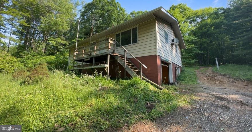 3 bedroom, 1 full bathroom home located in Oakland on 1.09 acres. Home is in need of a full rehab. Septic system recently pumped and functioning.