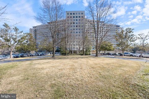 Photo of 10201 Grosvenor Place #923, ROCKVILLE, MD 20852 (MLS # MDMC2224496)