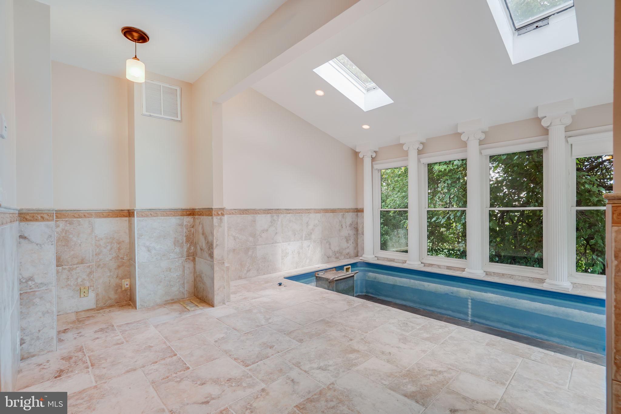 ARLINGTON RIDGE - Residential