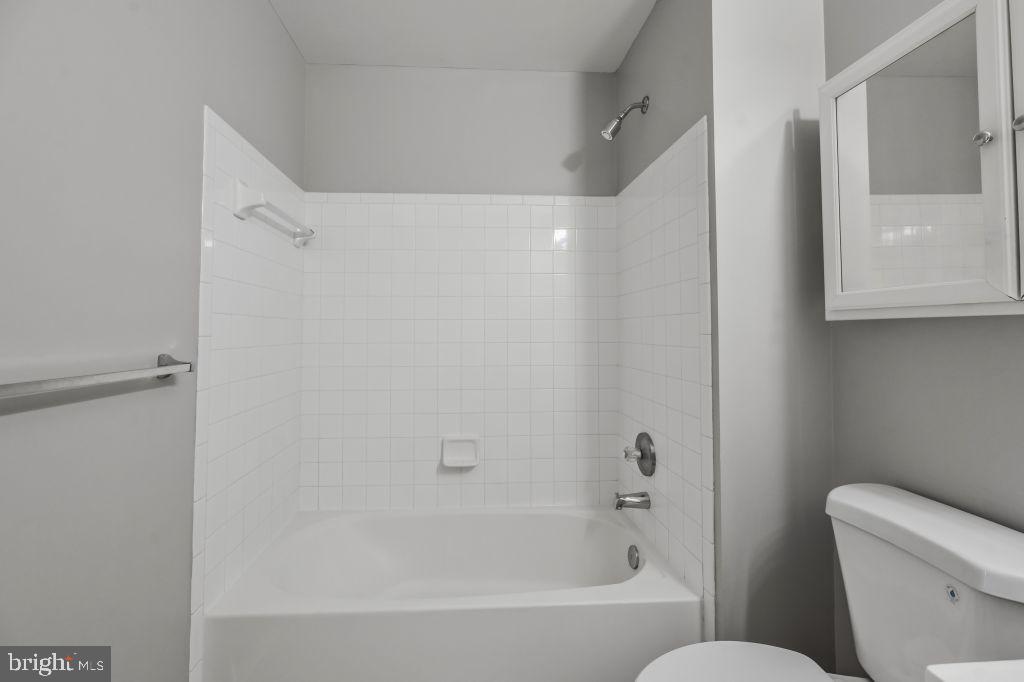 AUTUMN CHASE HUNT - Residential