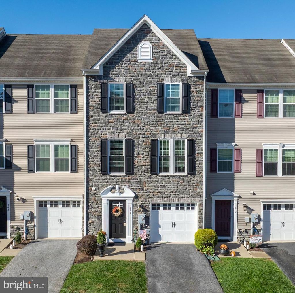Photo of 938 Stonehaven Way, YORK, PA 17403 (MLS # PAYK2092284)