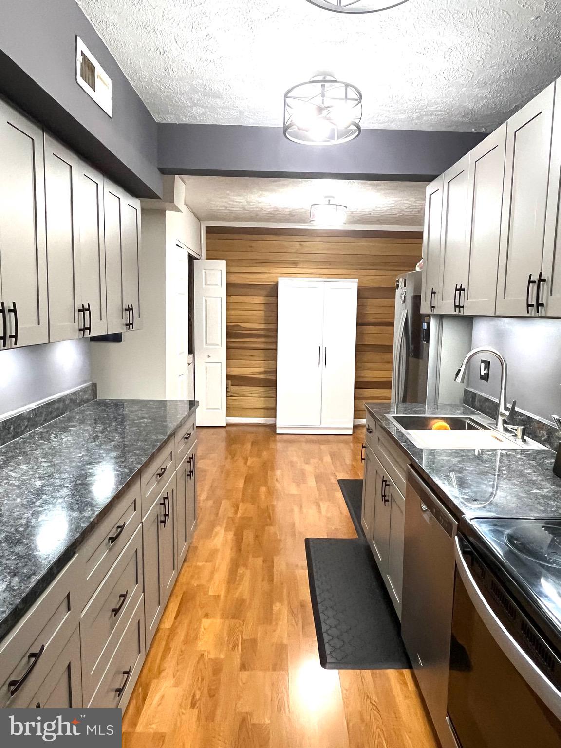 All utilities included in condo fee. Recently remodeled. Unit is T-3 (47)
Two bedroom-Two bath unit in great condition. Main bedroom with bathroom included and walk-in closet. Stainless steel appliances and hardwood floor laminated throught the condo.
Close to highway and shopping center.