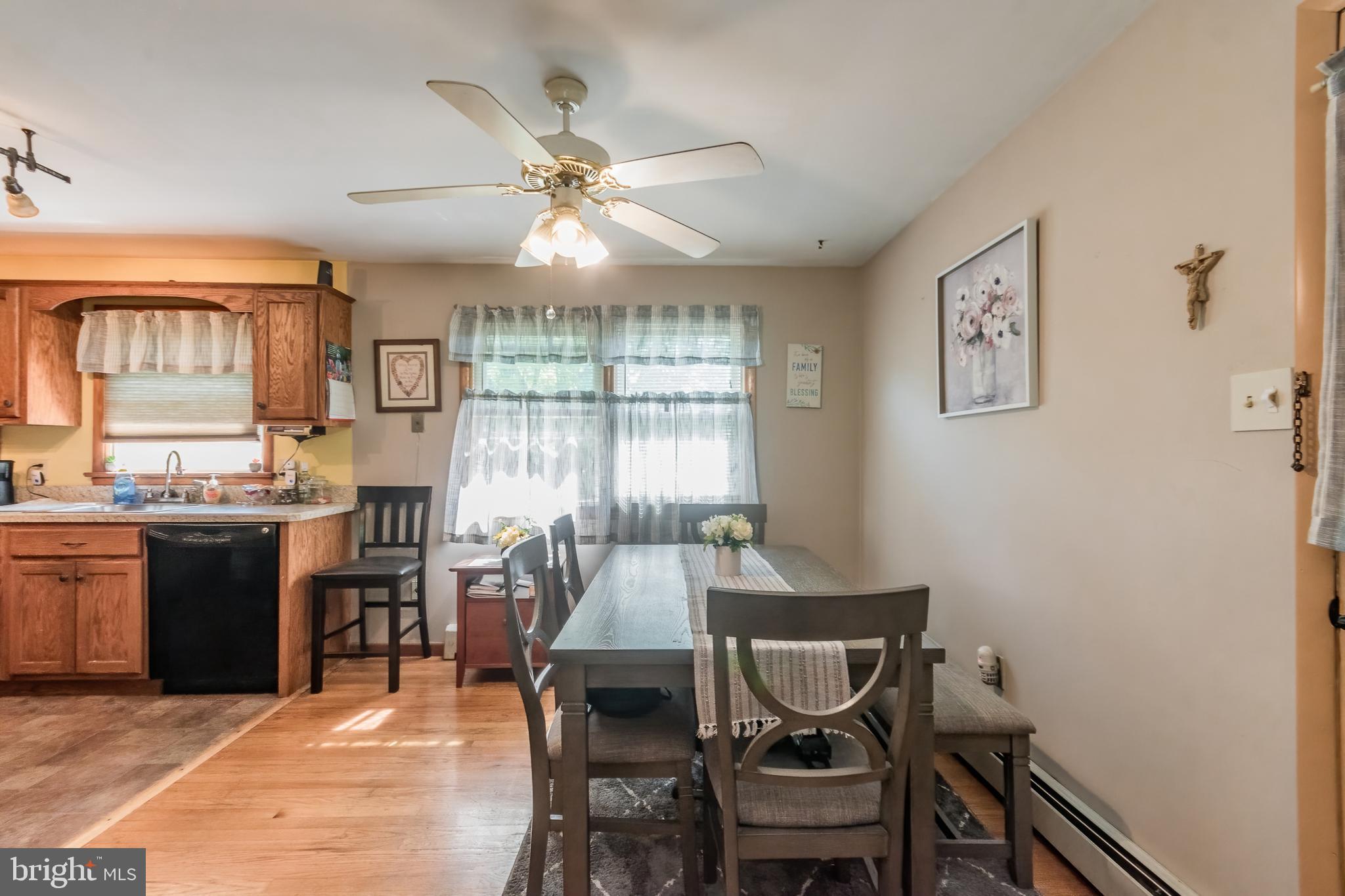 MOUNTAIN VIEW ACRES - Residential