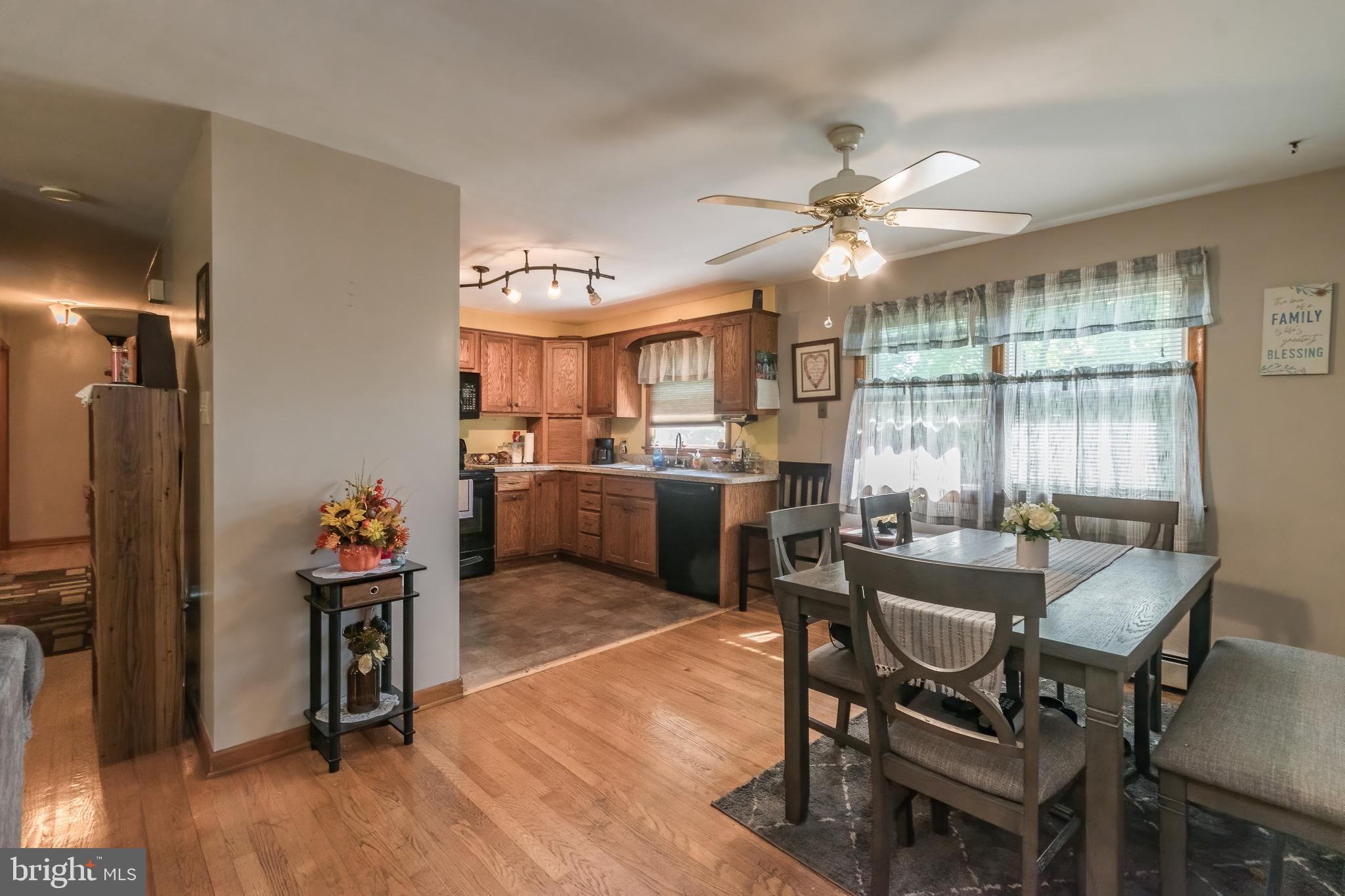 MOUNTAIN VIEW ACRES - Residential