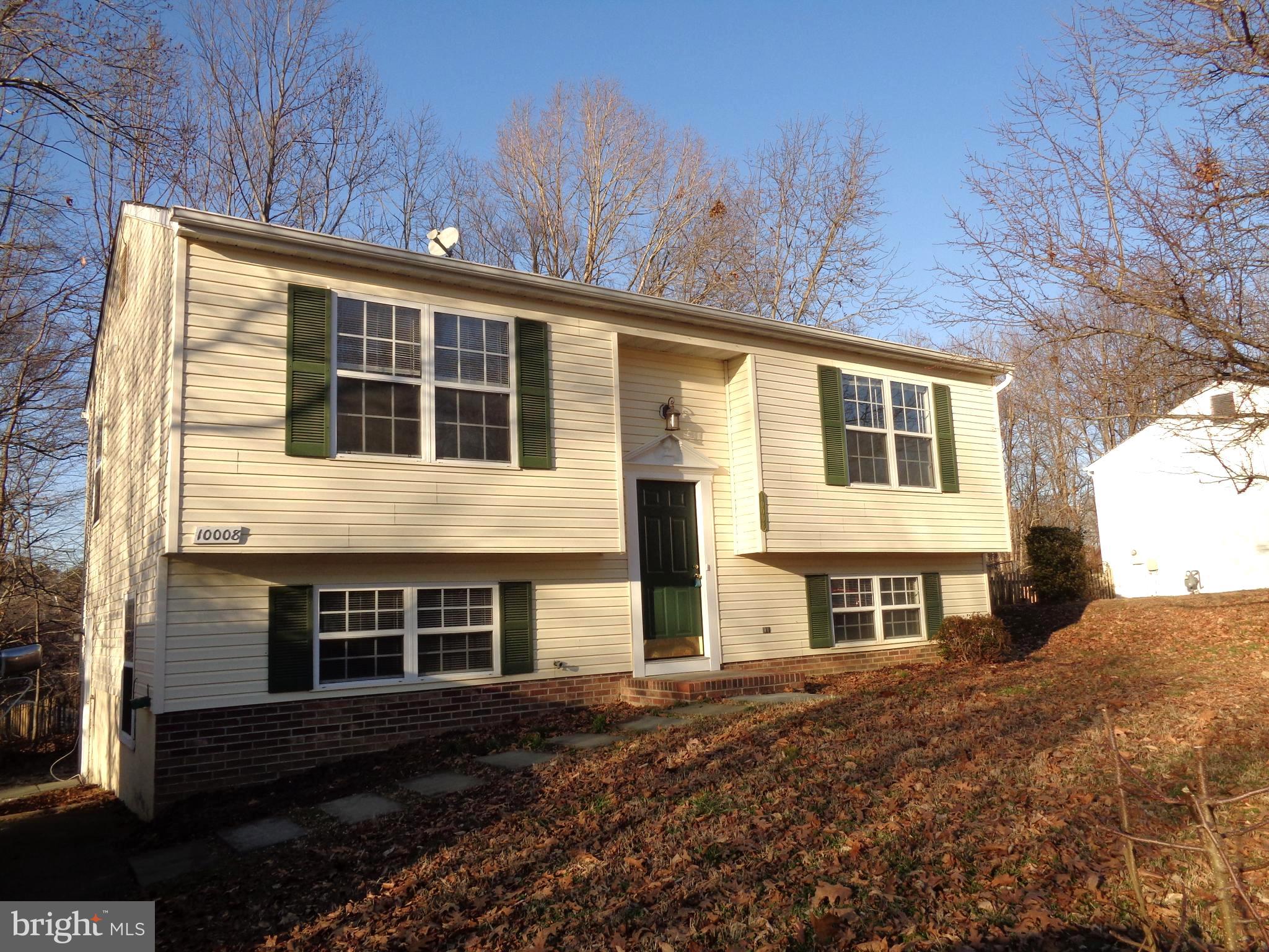 Stonemill - Split Foyer with 4 bedrooms and 2 baths. Features stainless steel kitchen appliances and a deck. Convenient location close to shopping and I-95. Available 9/24/25 . Pets are considered case by case.