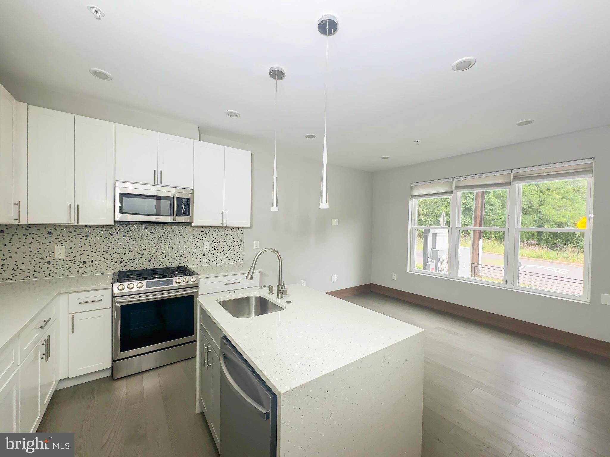 2109 M STREET NE 4