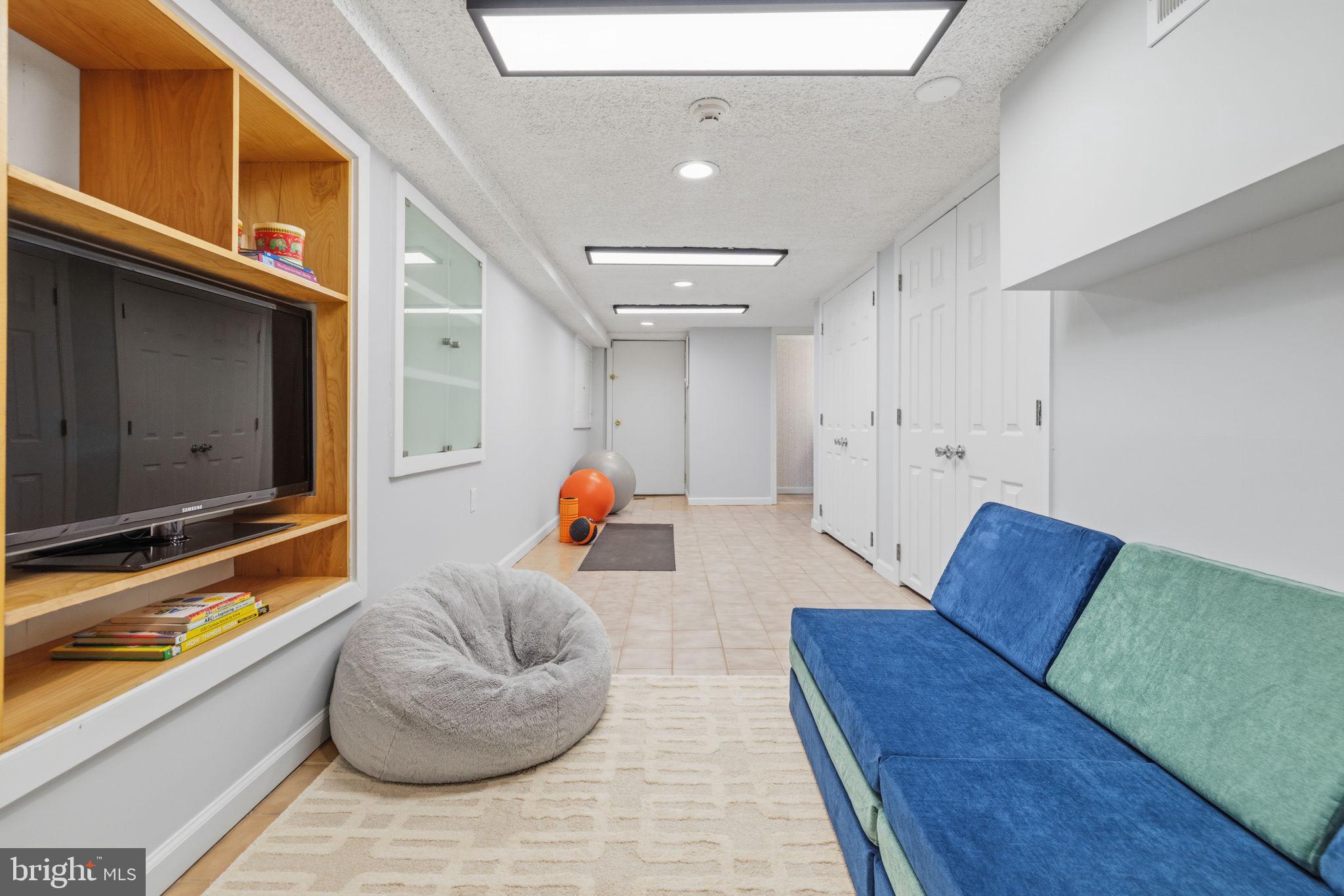 QUEEN VILLAGE - Residential