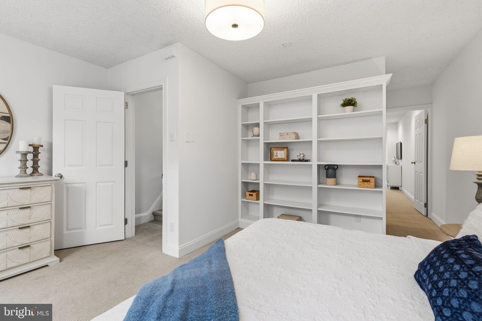 QUEEN VILLAGE - Residential