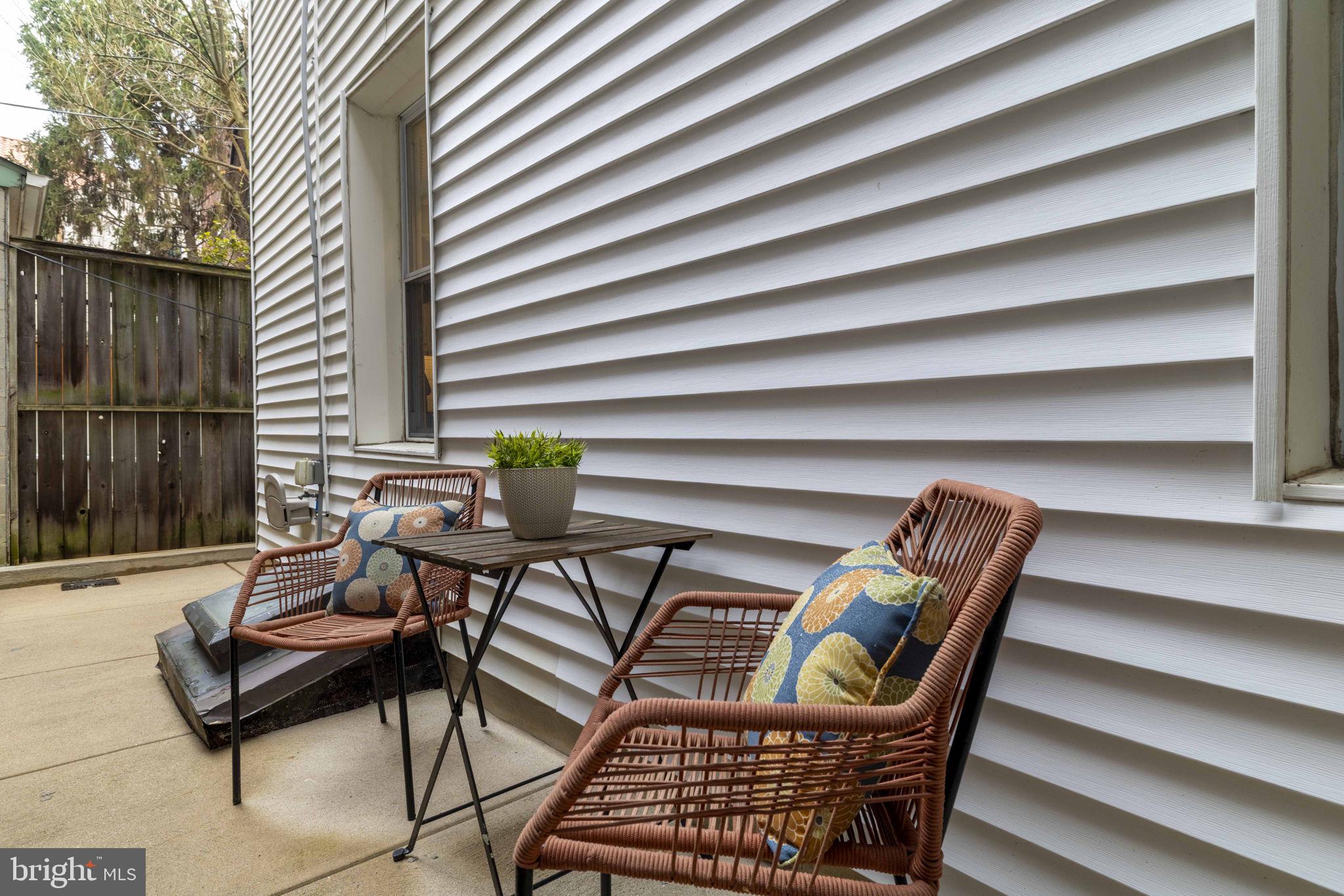 QUEEN VILLAGE - Residential